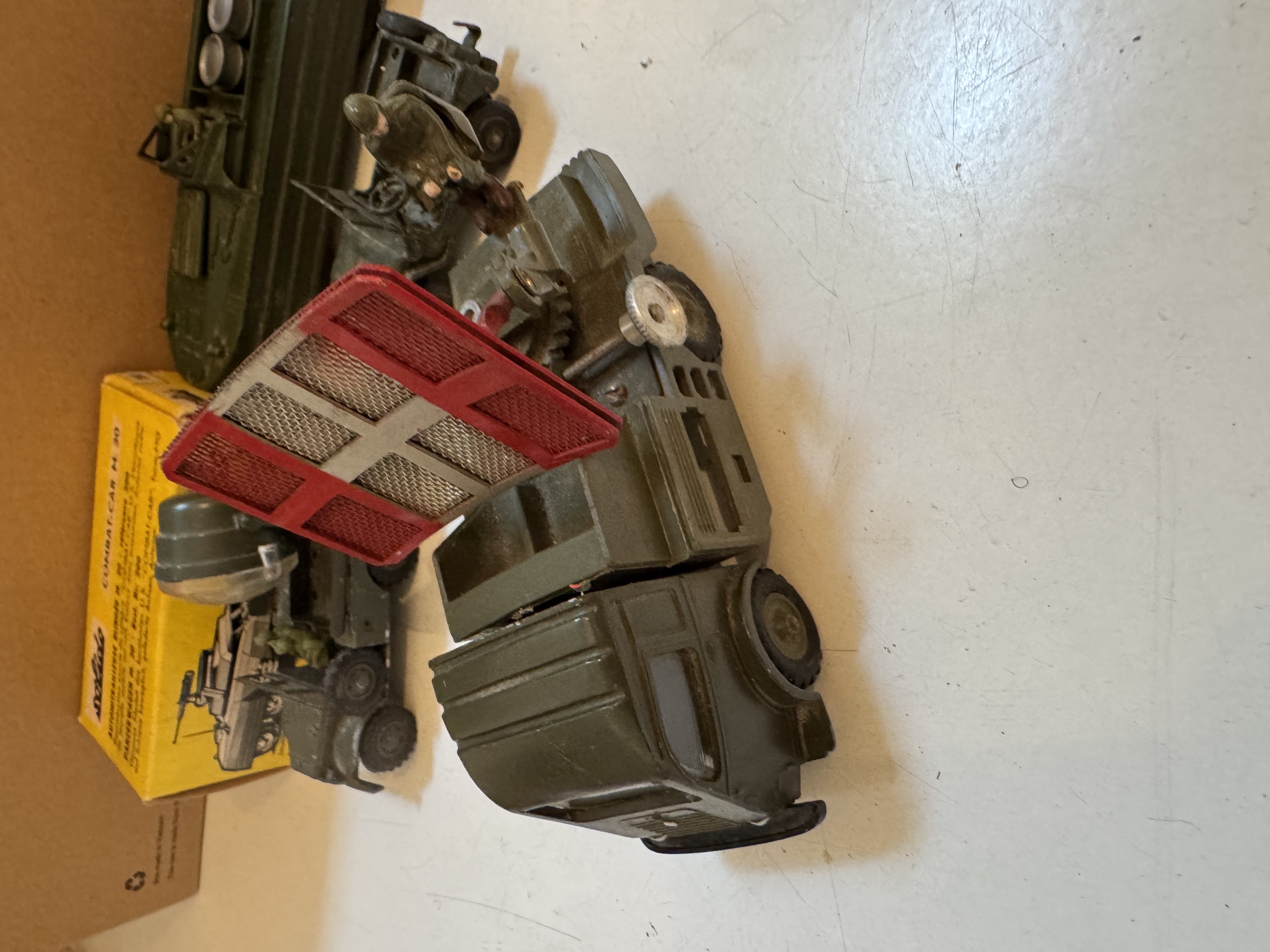 Camion militaire miniature