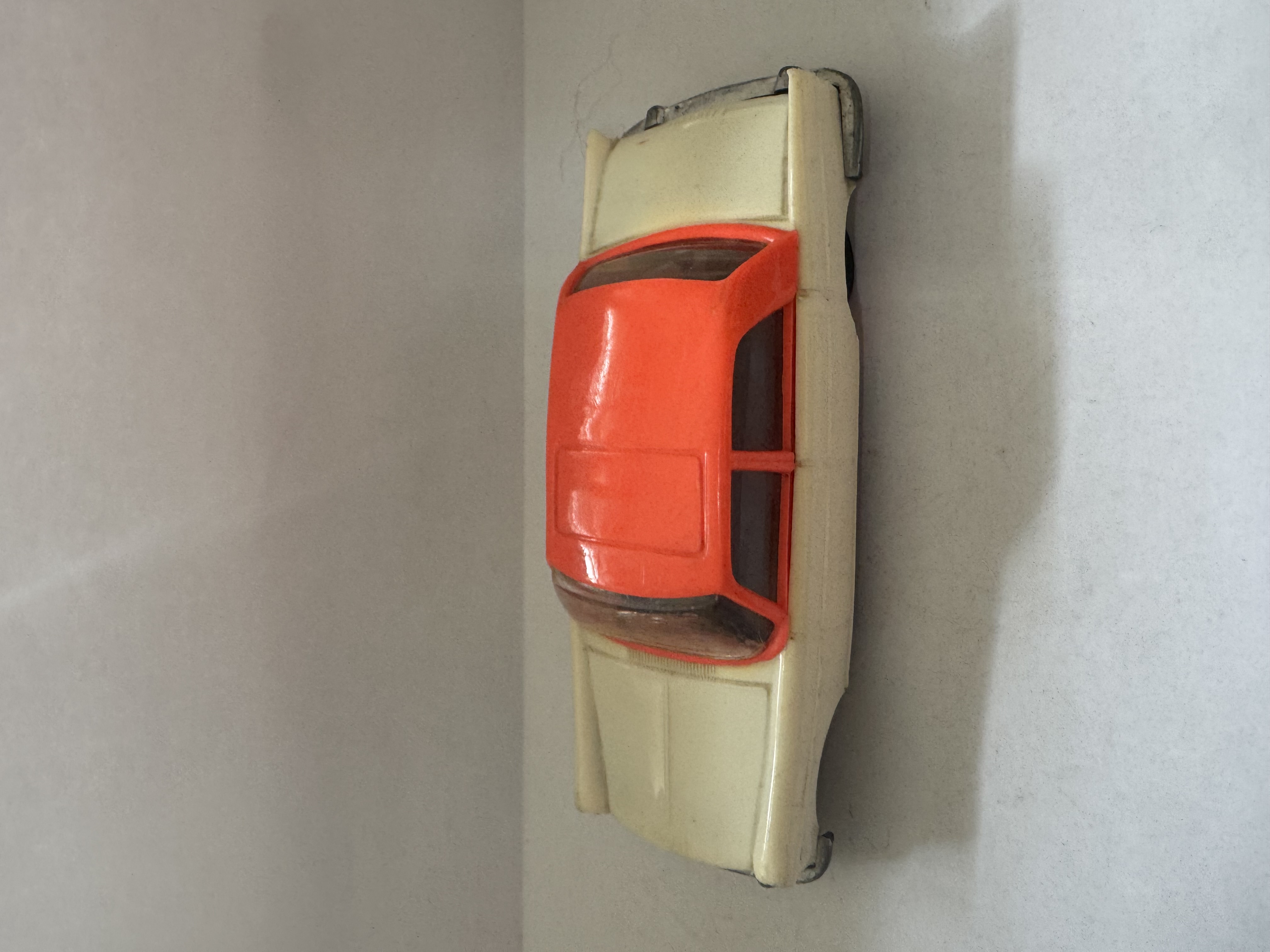 Voiture miniature rétro