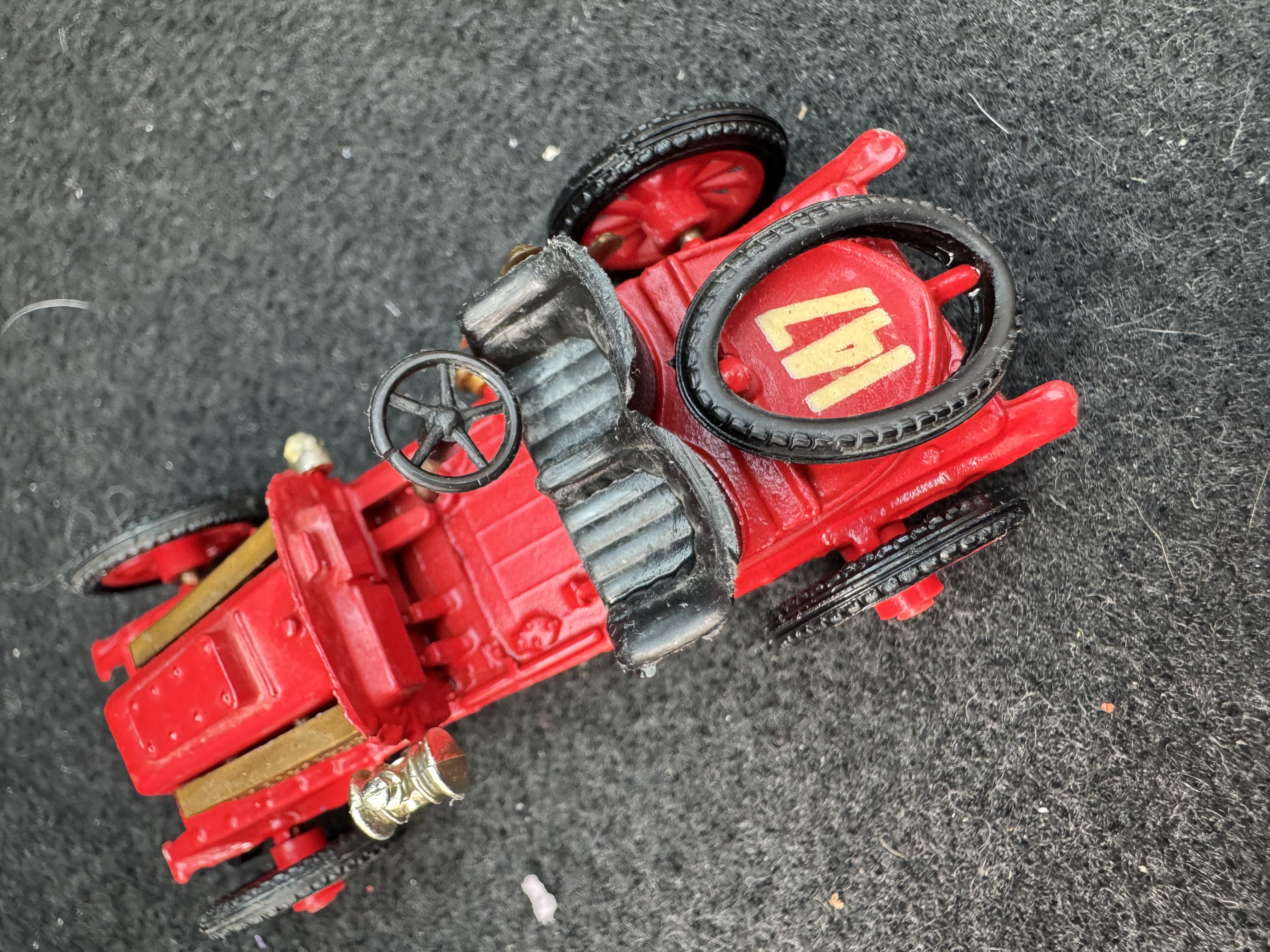 Voiture ancienne miniature rouge