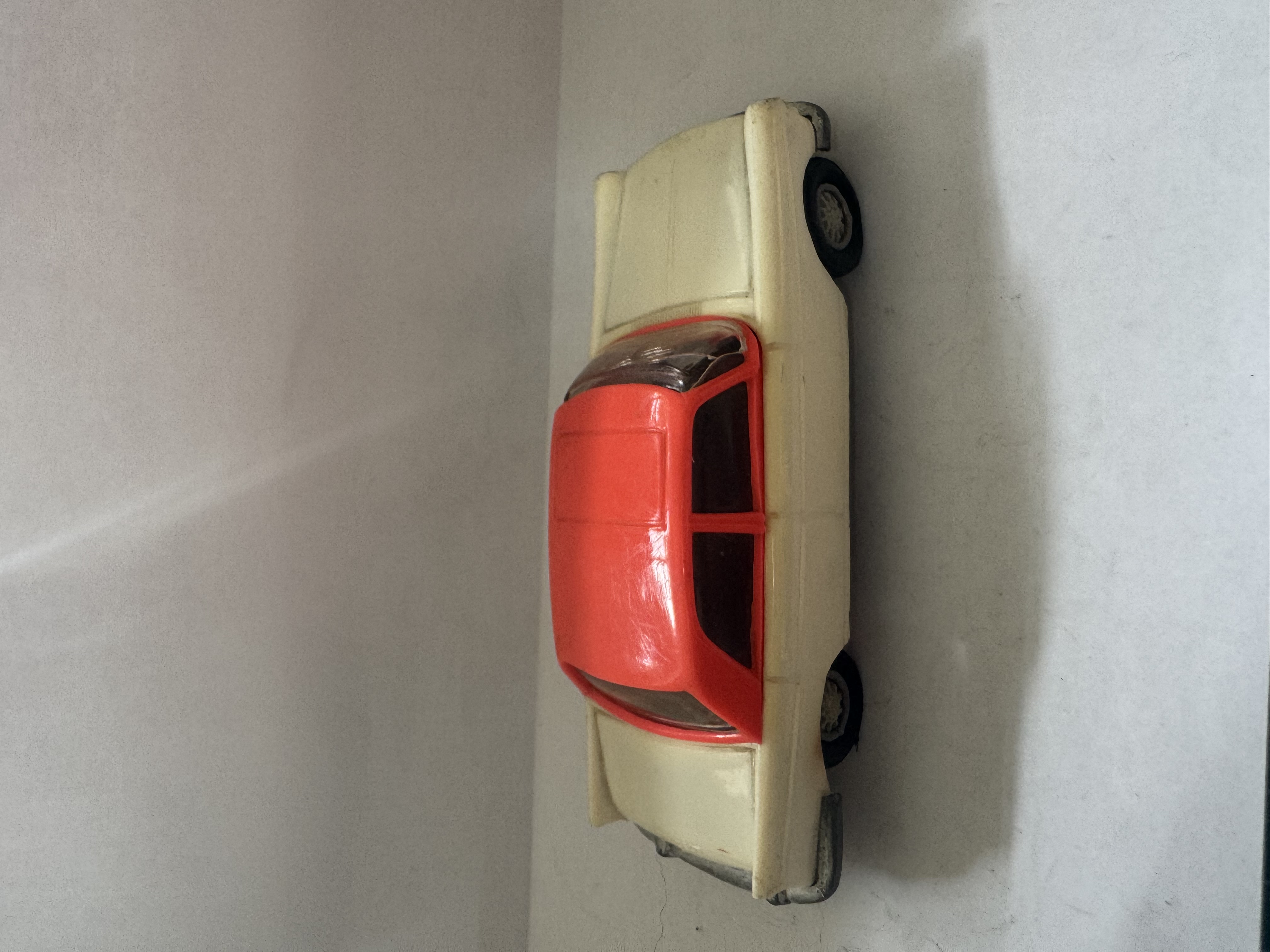 Voiture miniature rétro