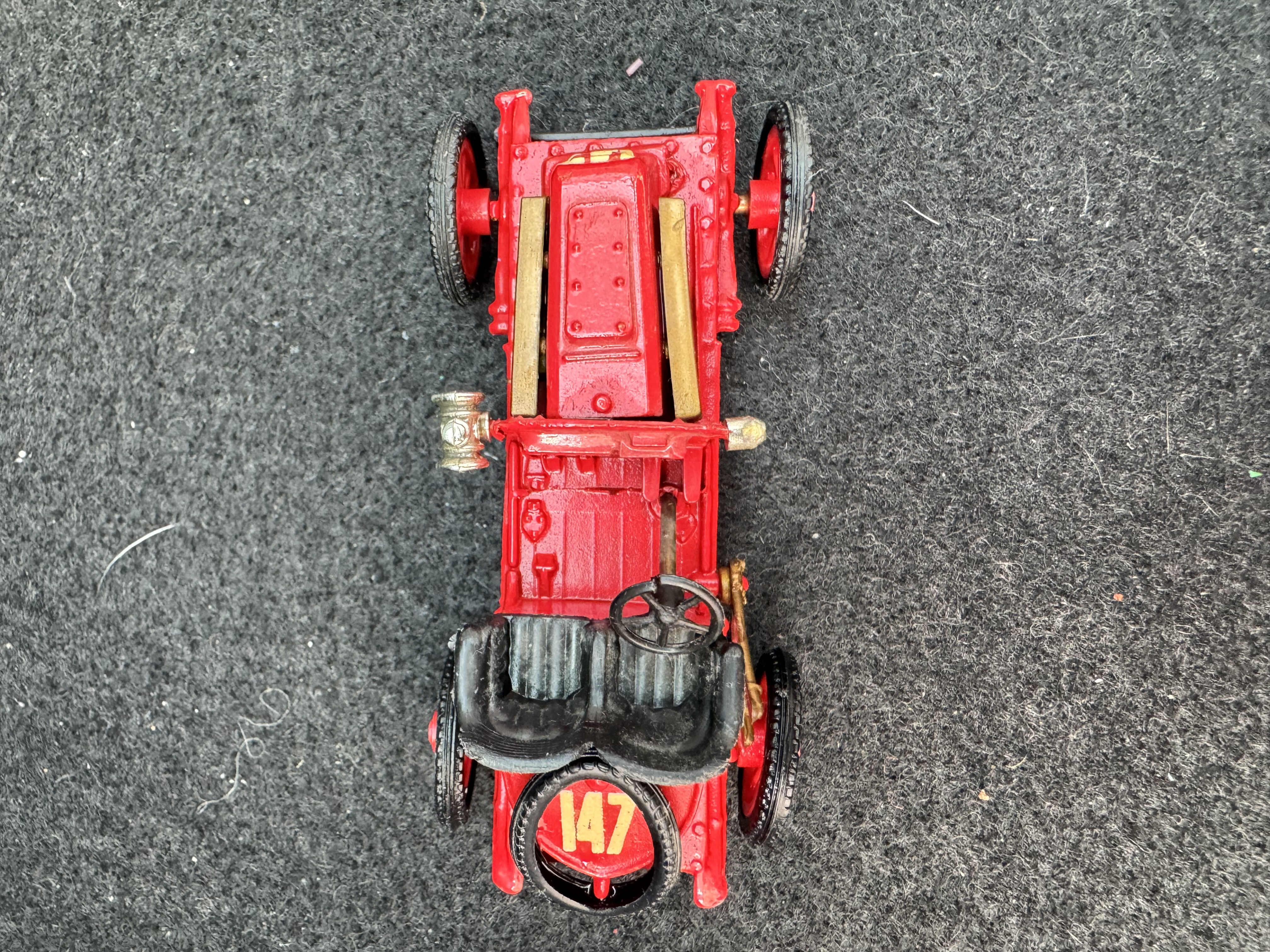 Voiture ancienne miniature rouge