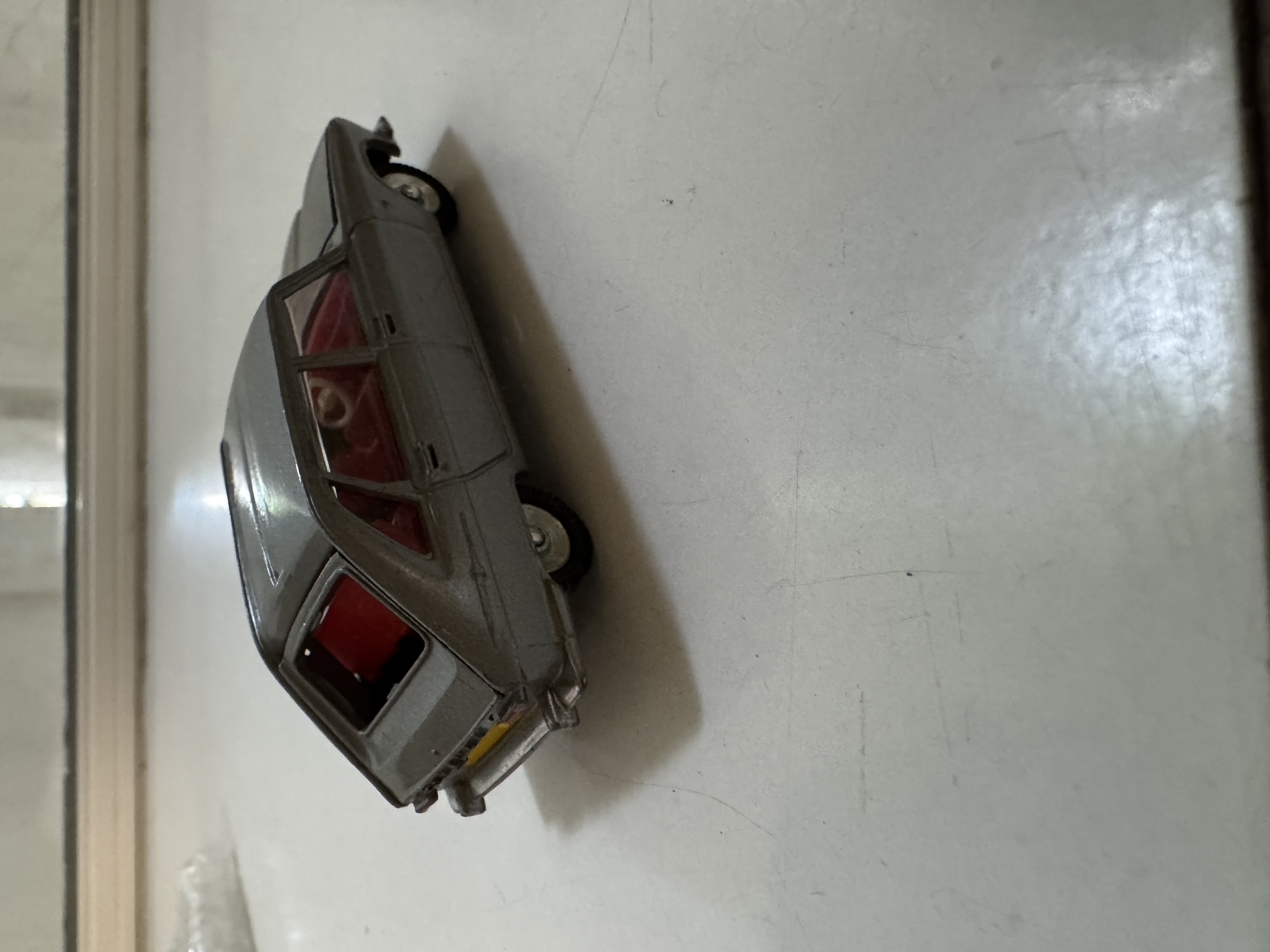 Voiture miniature en métal