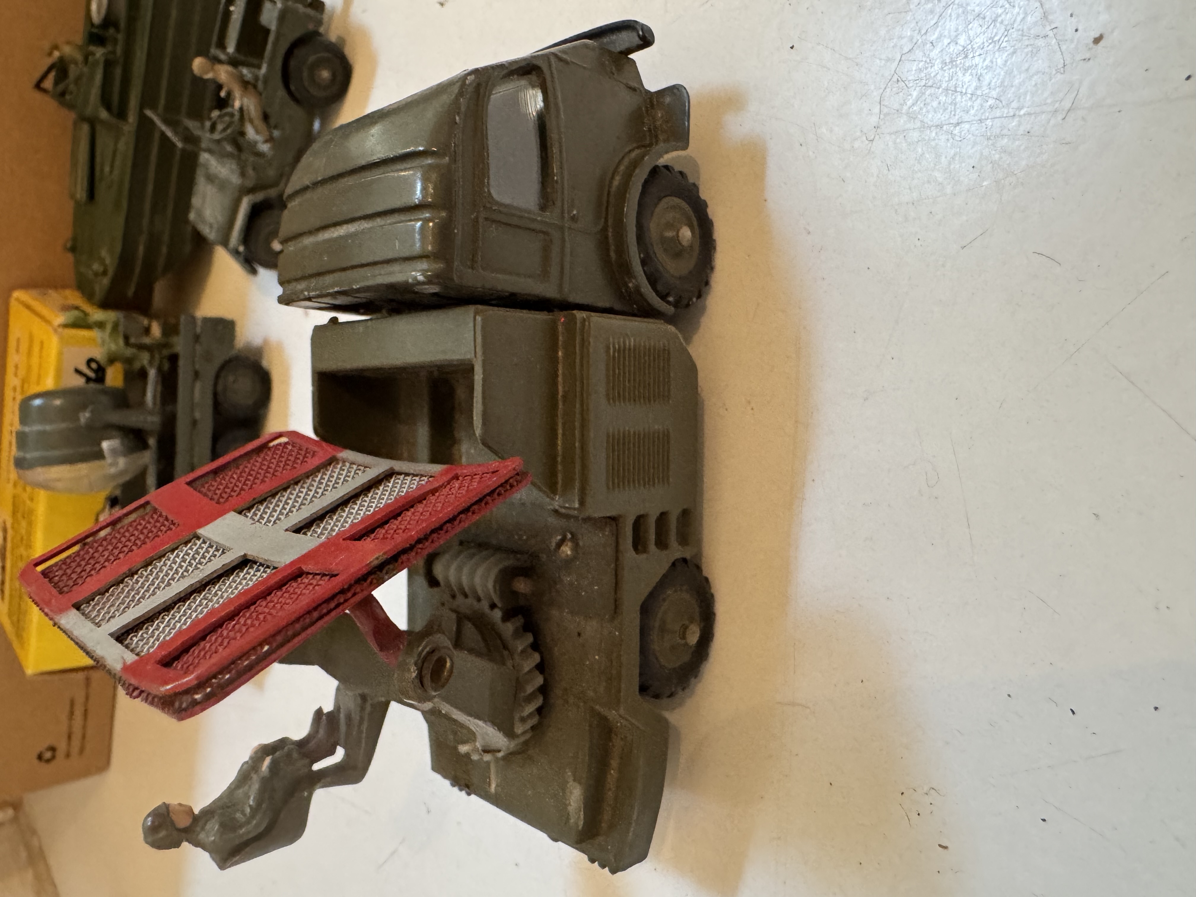 Camion militaire miniature