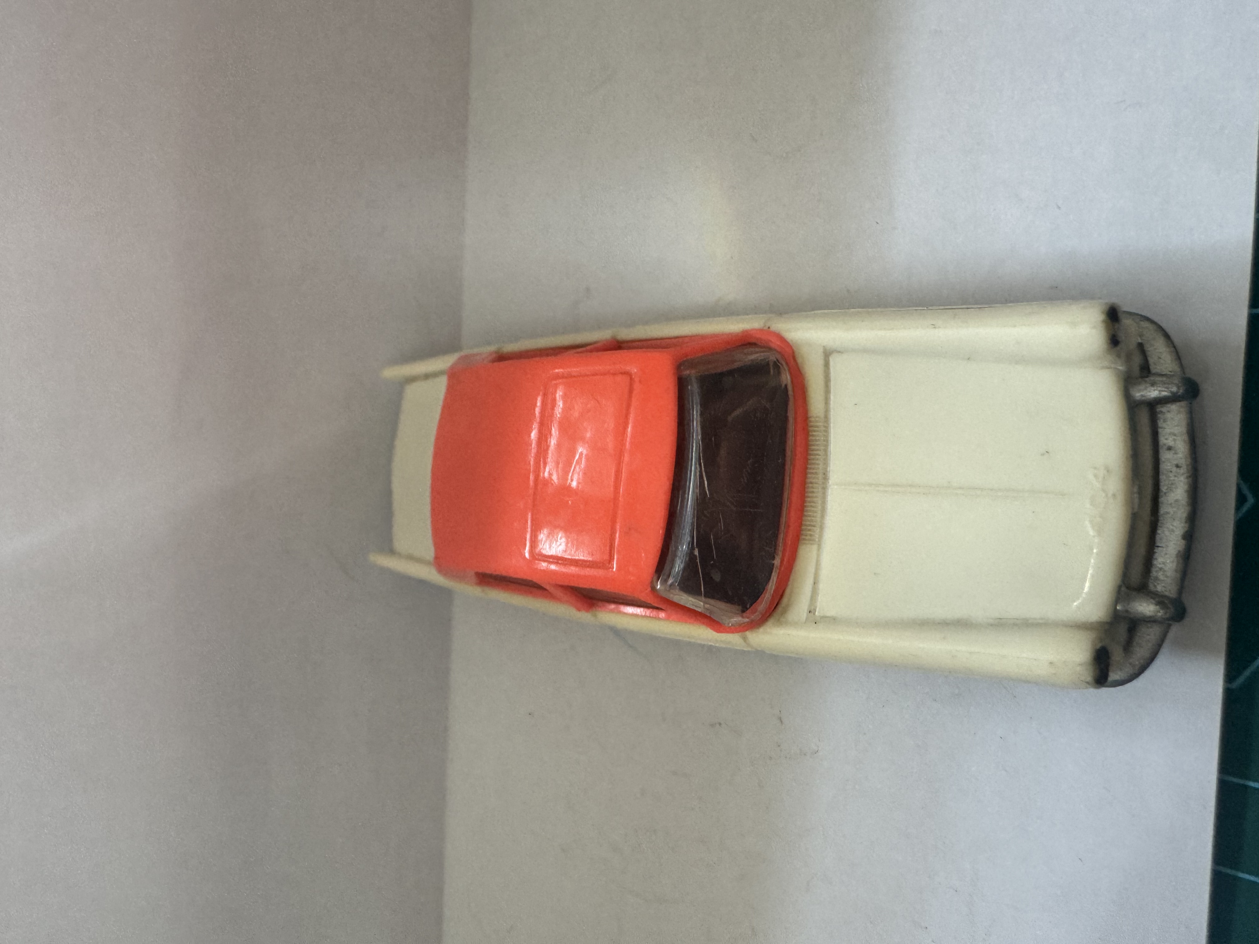 Voiture miniature rétro