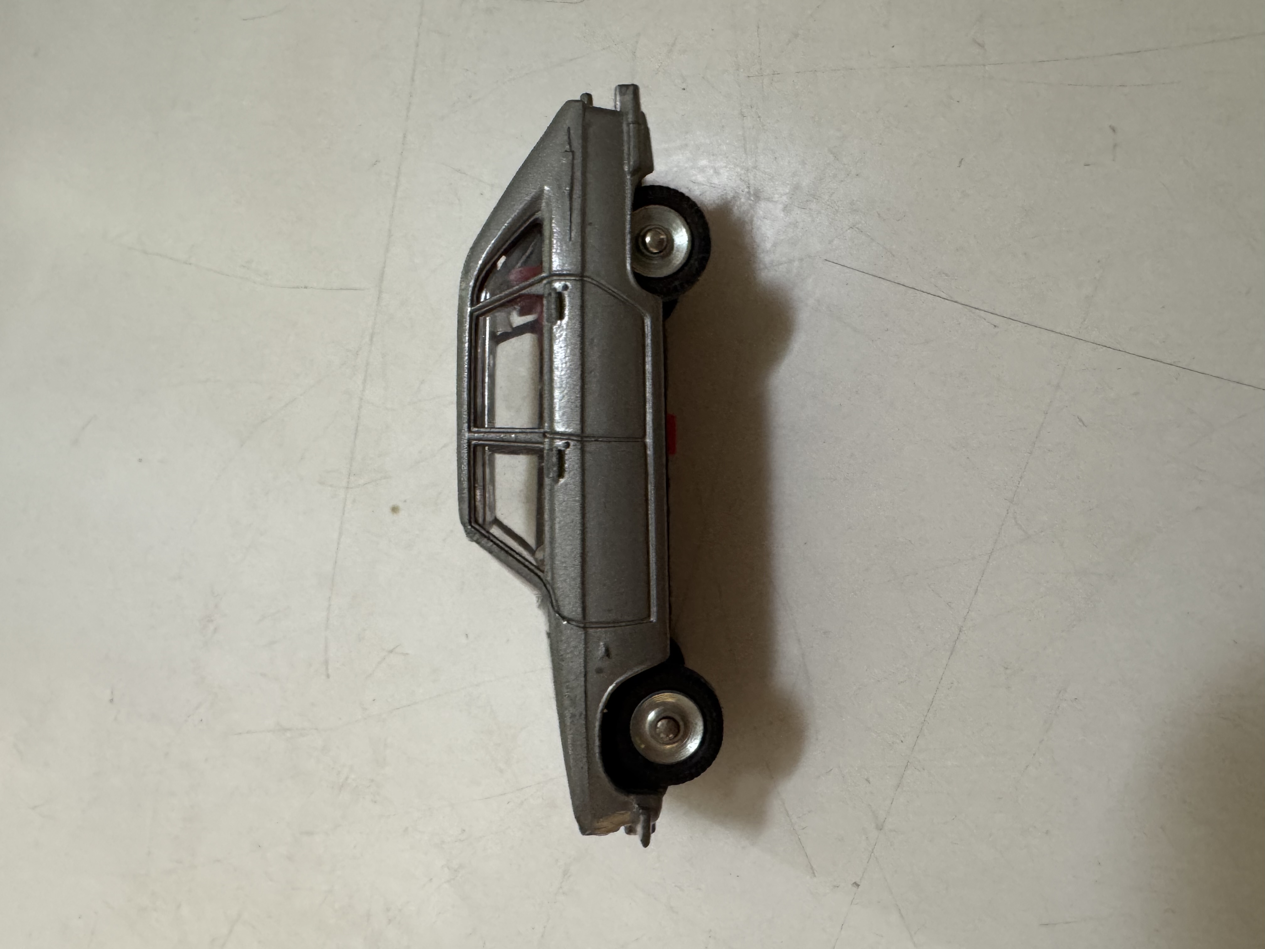 Voiture miniature en métal