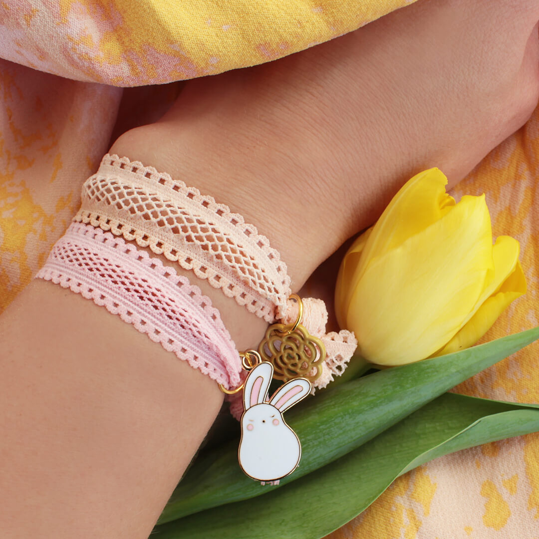 LIKERY Supersofte Stoffarmbänder & Haargummis – Weiche Armbänder in Frühlingsfarben