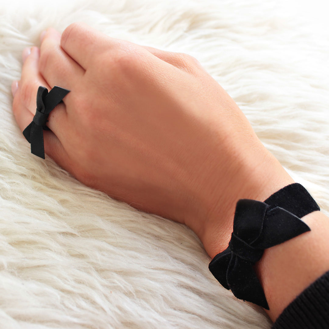 Schwarzes LIKERY Schleifen-Set | Schleifen-Haargummi | Schleifen-Ring | Schleifen-Armband