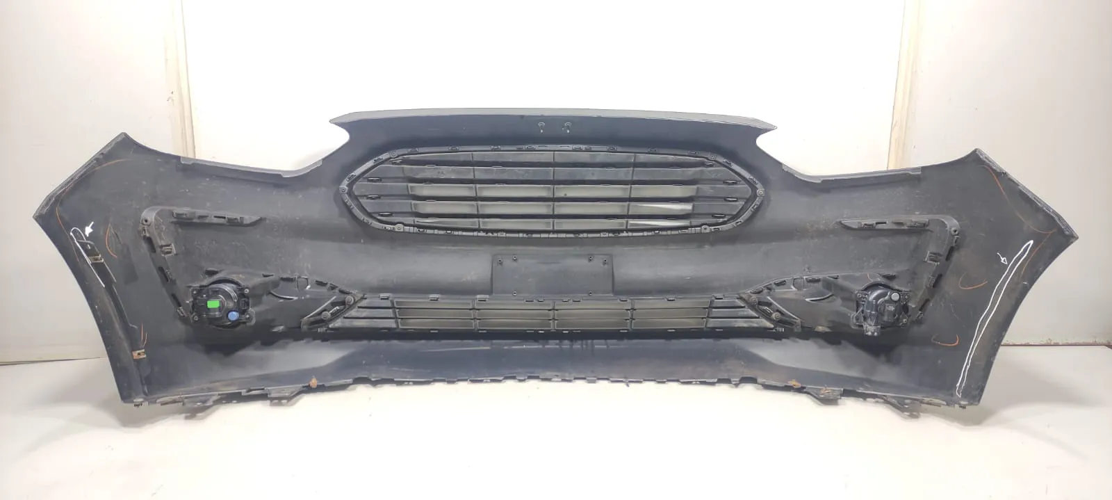 PARACHOQUE DIANTEIRO FORD KA 2018 A 2021 CINZA COM FAROL AUXILIAR (COM AVARIA)