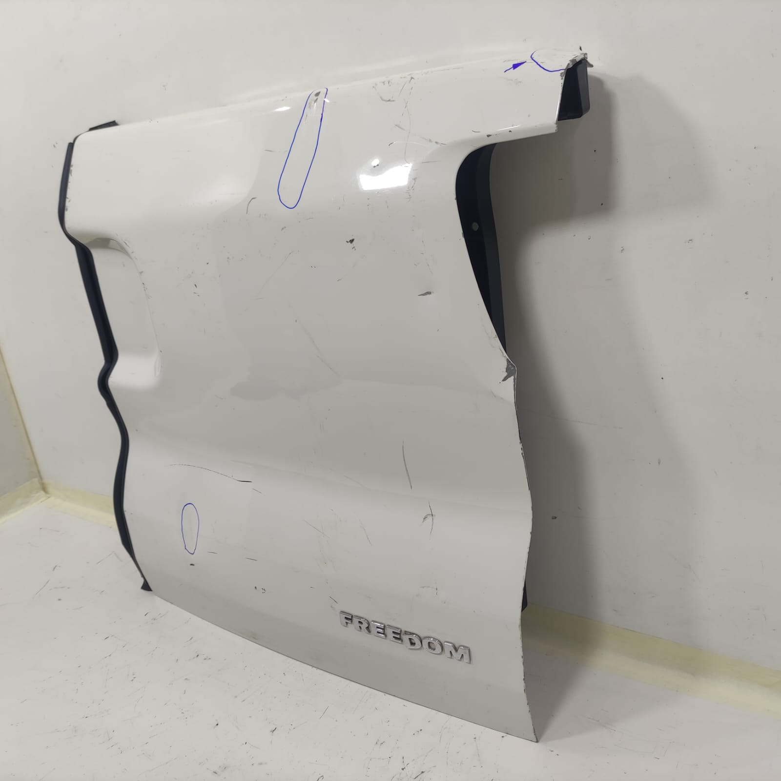 Tampa Traseira Direita Toro 2016 a 2022 Branca Com detalhes