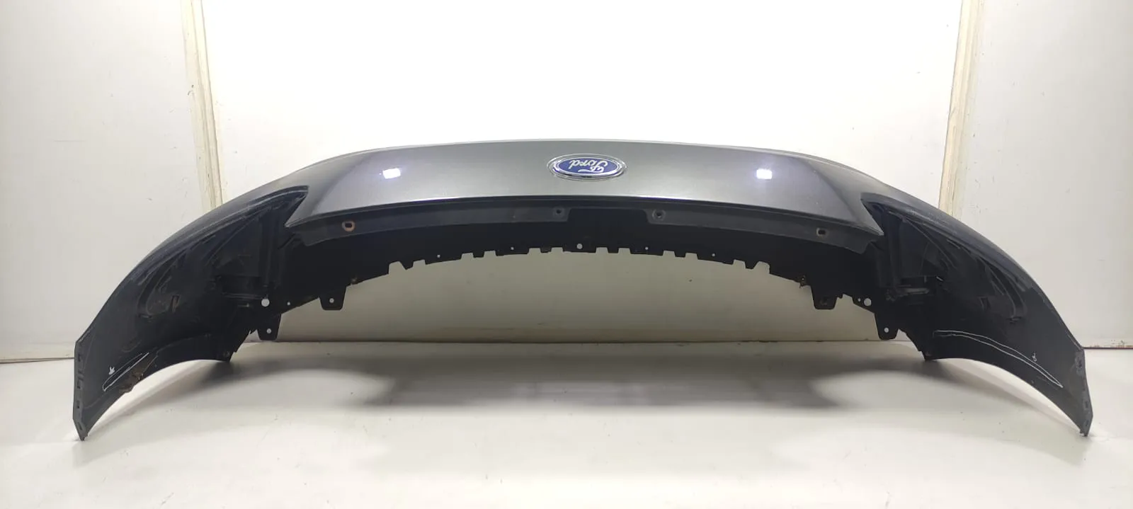 PARACHOQUE DIANTEIRO FORD KA 2018 A 2021 CINZA COM FAROL AUXILIAR (COM AVARIA)