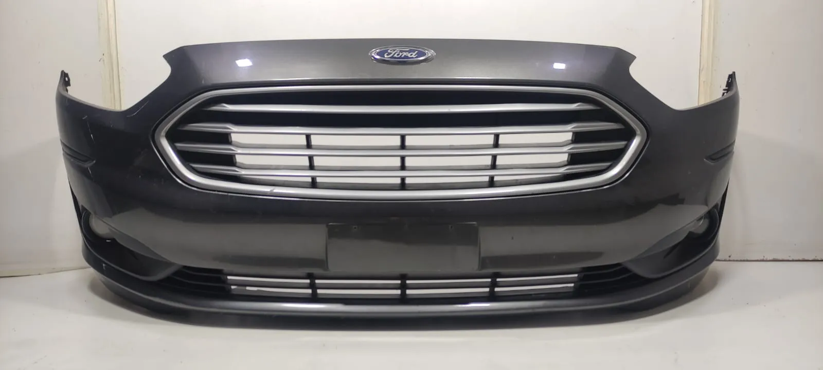 PARACHOQUE DIANTEIRO FORD KA 2018 A 2021 CINZA COM FAROL AUXILIAR (COM AVARIA)