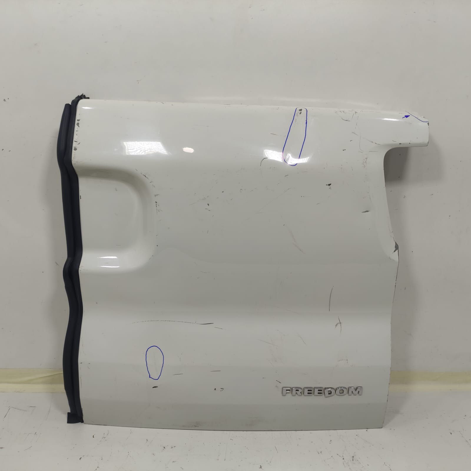 Tampa Traseira Direita Toro 2016 a 2022 Branca Com detalhes