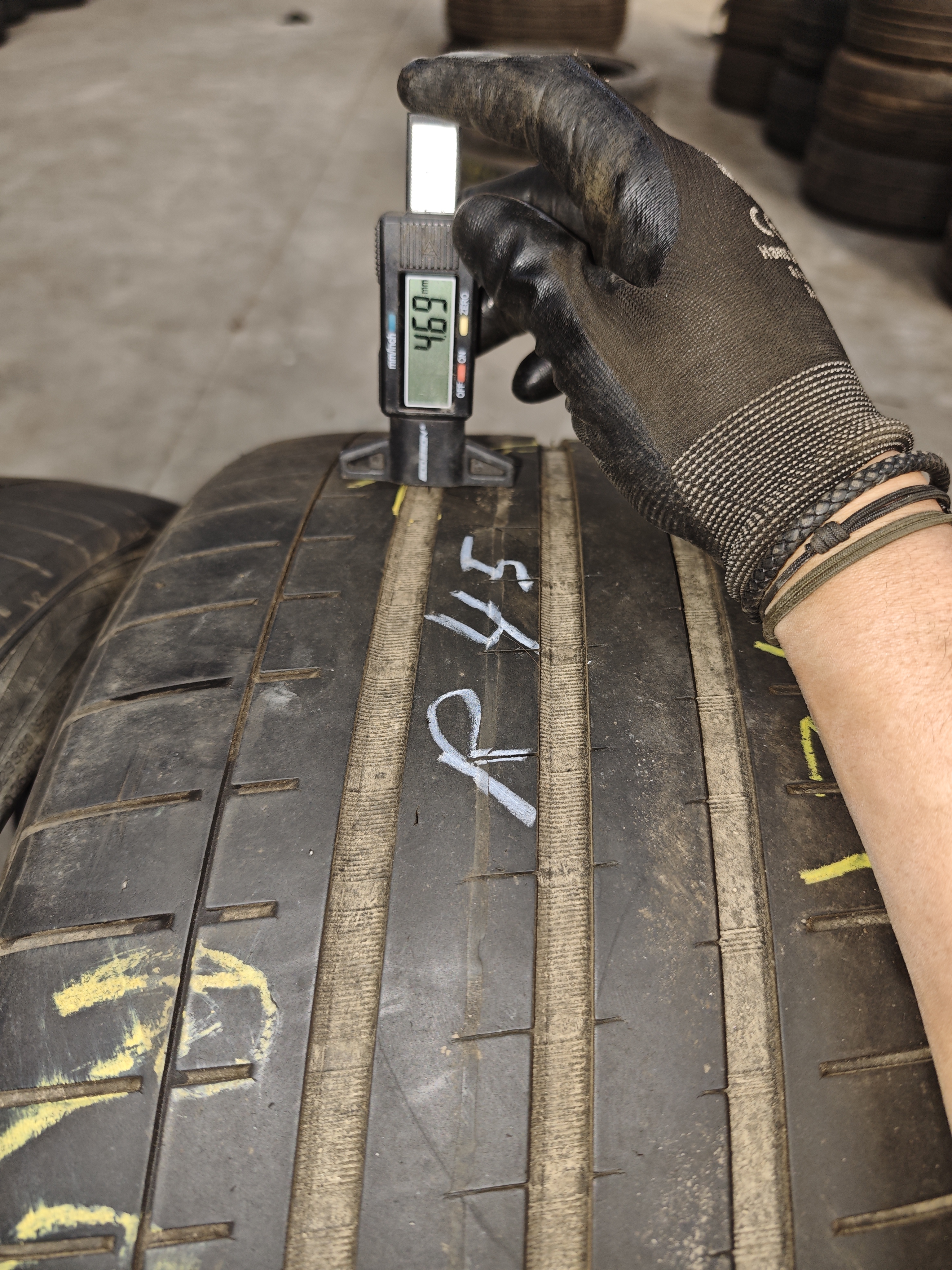 235/35/ R20 Vredestein