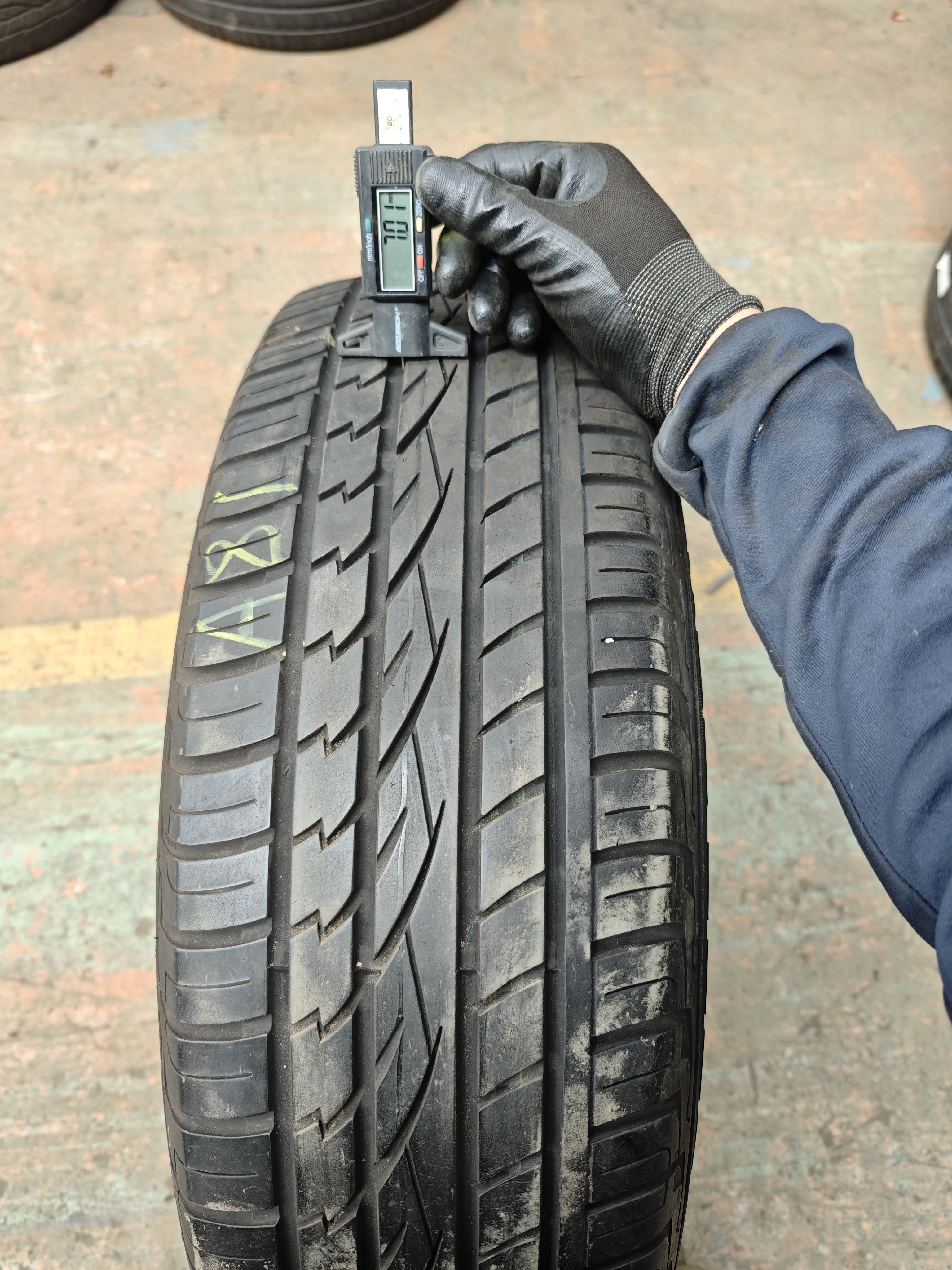 235/65/ R17 Continental 