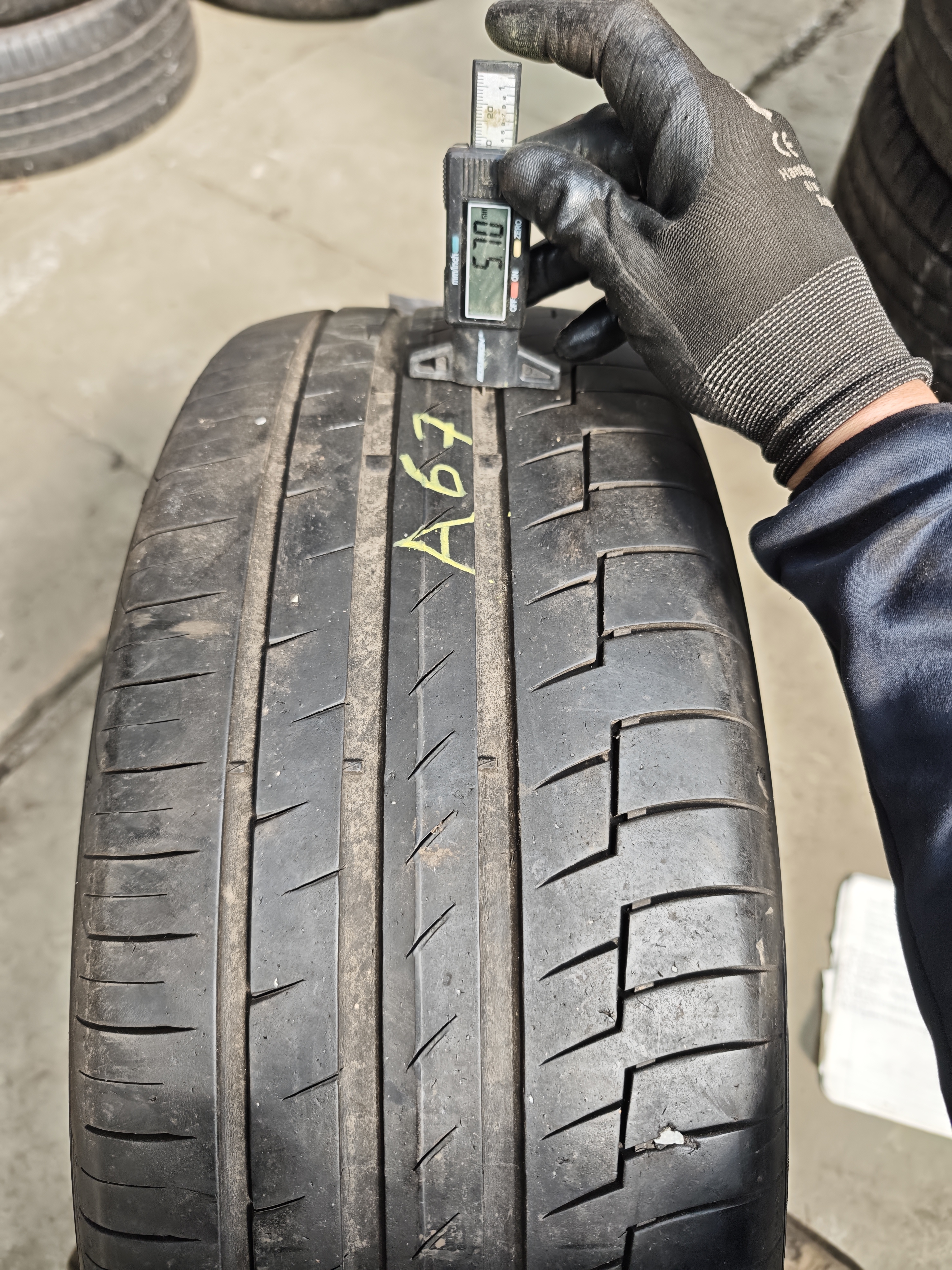 235/50/ R18 Continental