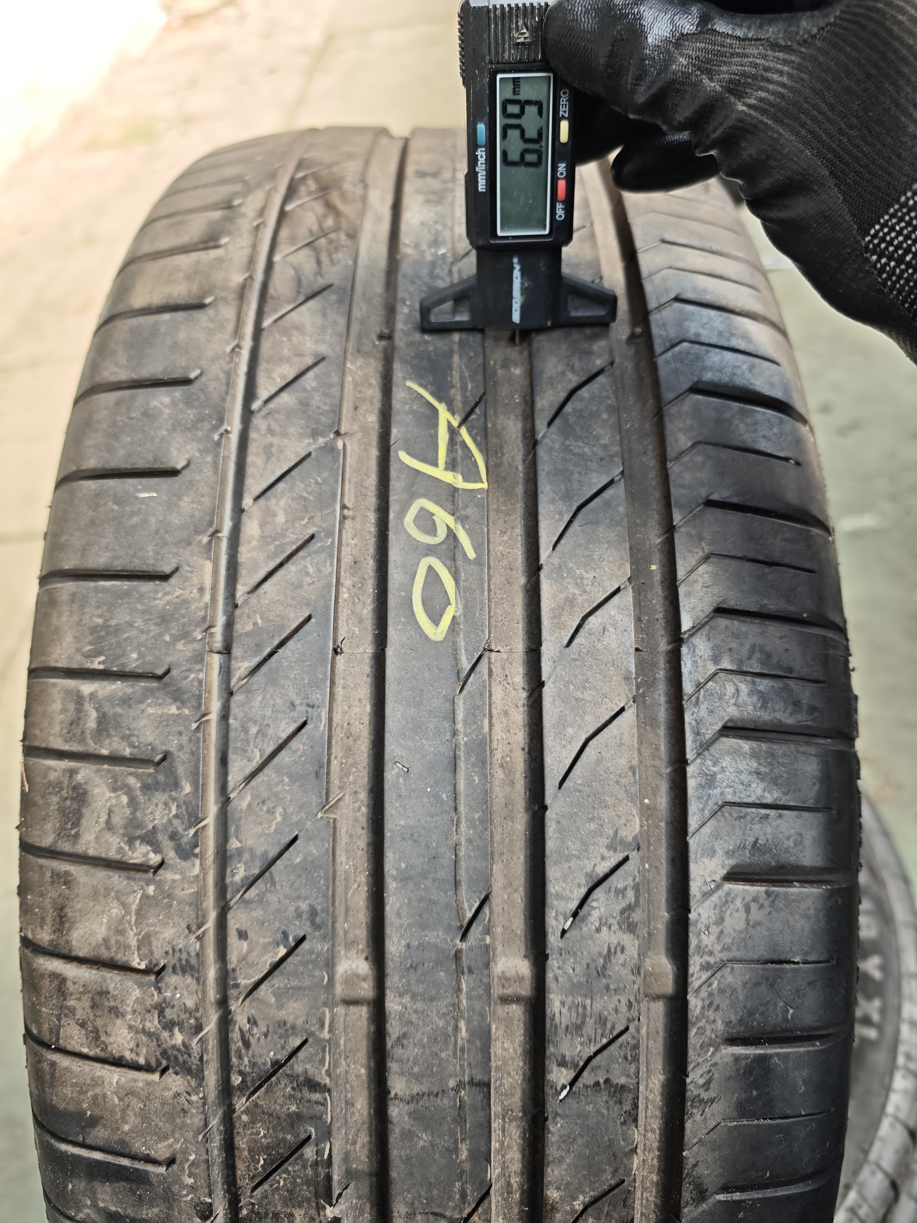 255/55/ R18 Continental