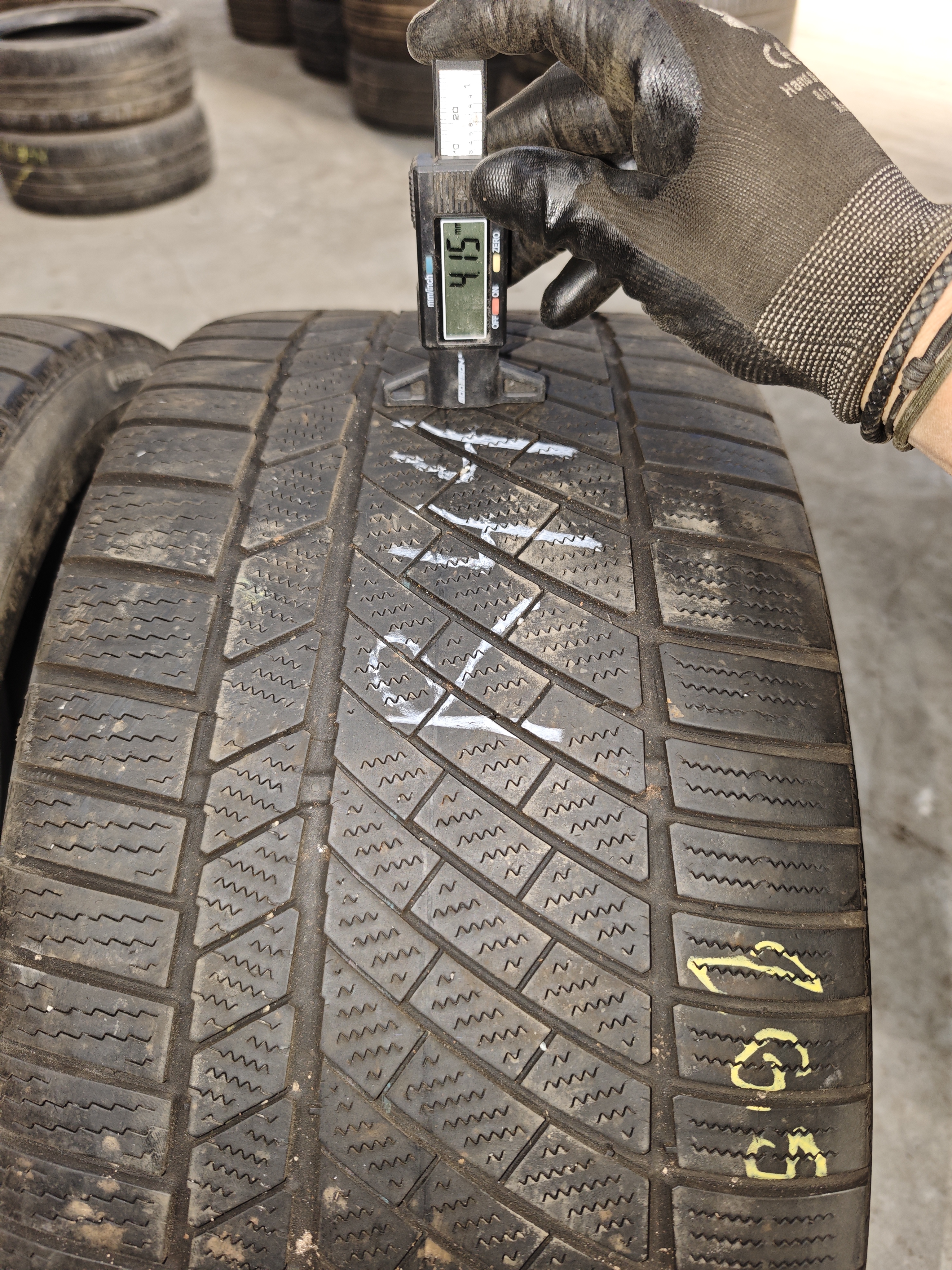 265/35/ R19 Continental