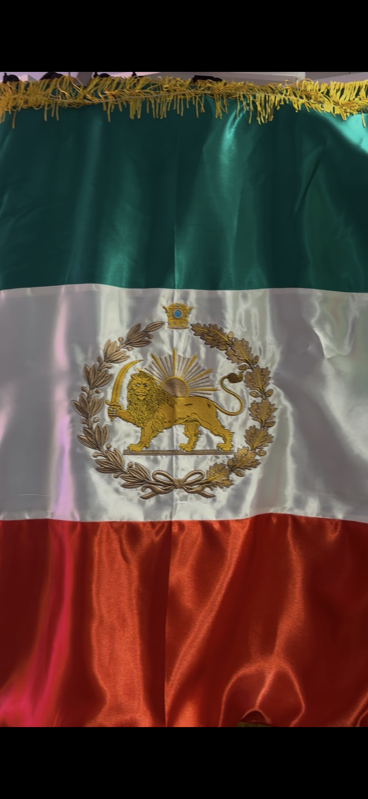 پرچم شیر و خورشید طرح گلدوزی شده