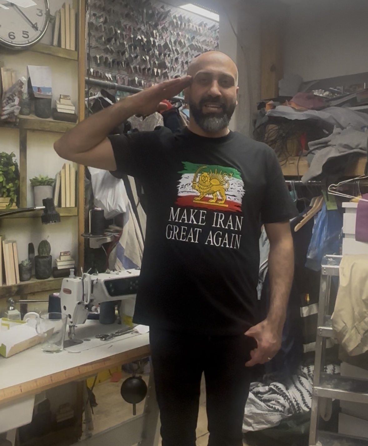 تی‌شرت شیر و خورشید با طرح گلدوزی شده