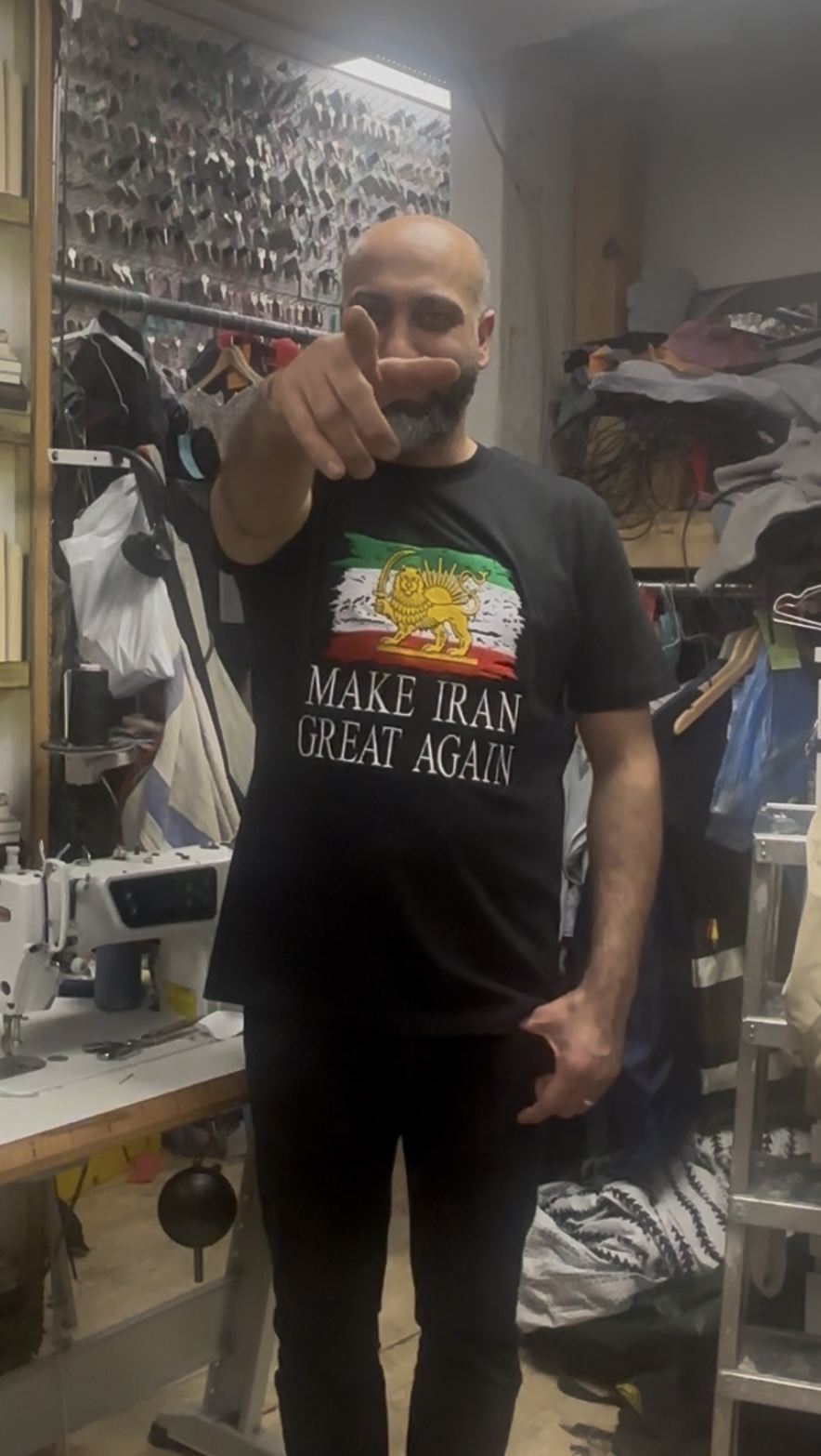 تی‌شرت شیر و خورشید با طرح گلدوزی شده