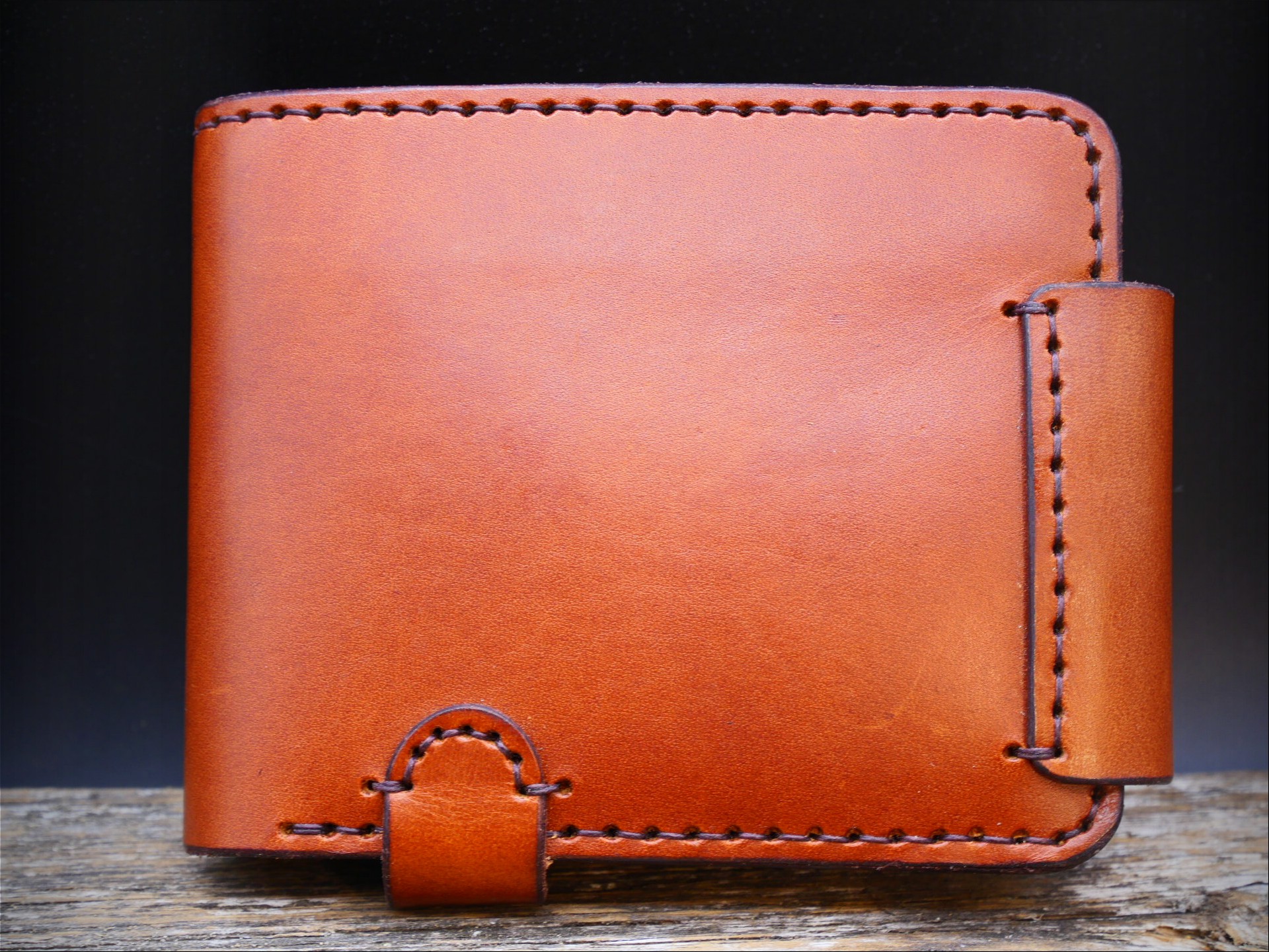 Ruda odinė piniginė su užvartu