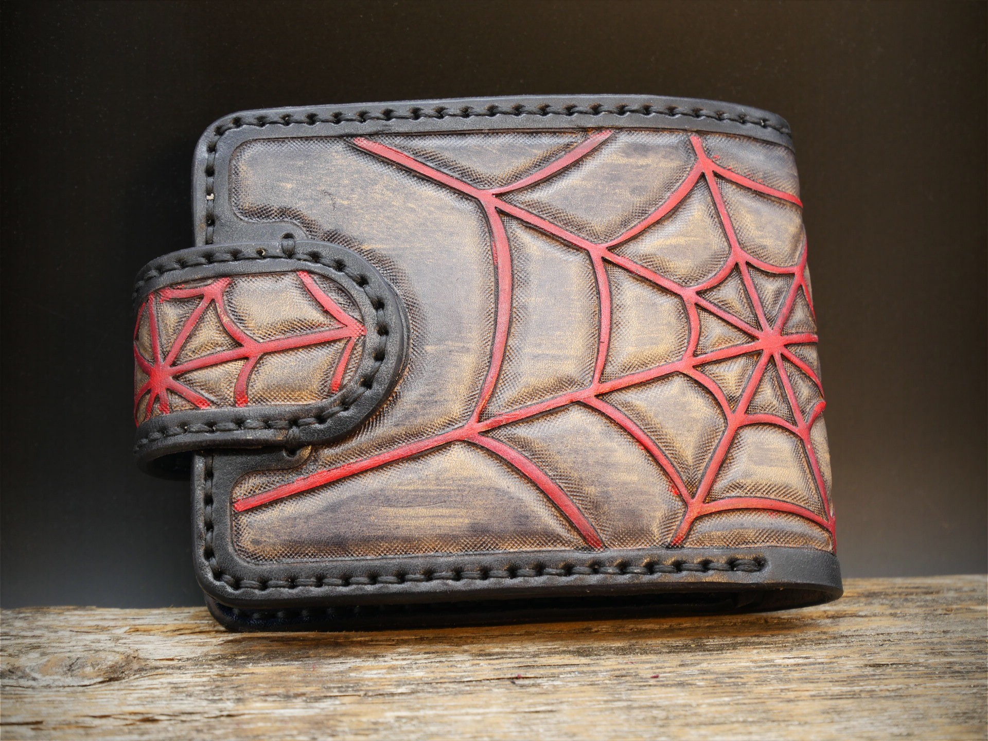 Odinė piniginė su raudona graviūra "Black Widow"