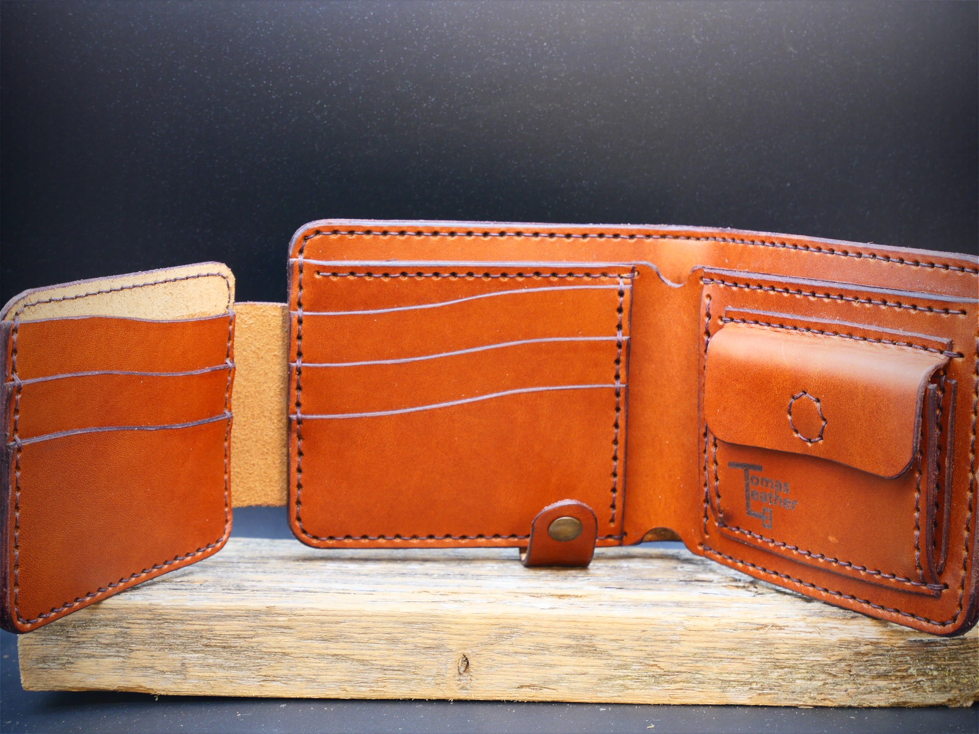 Ruda odinė piniginė su užvartu