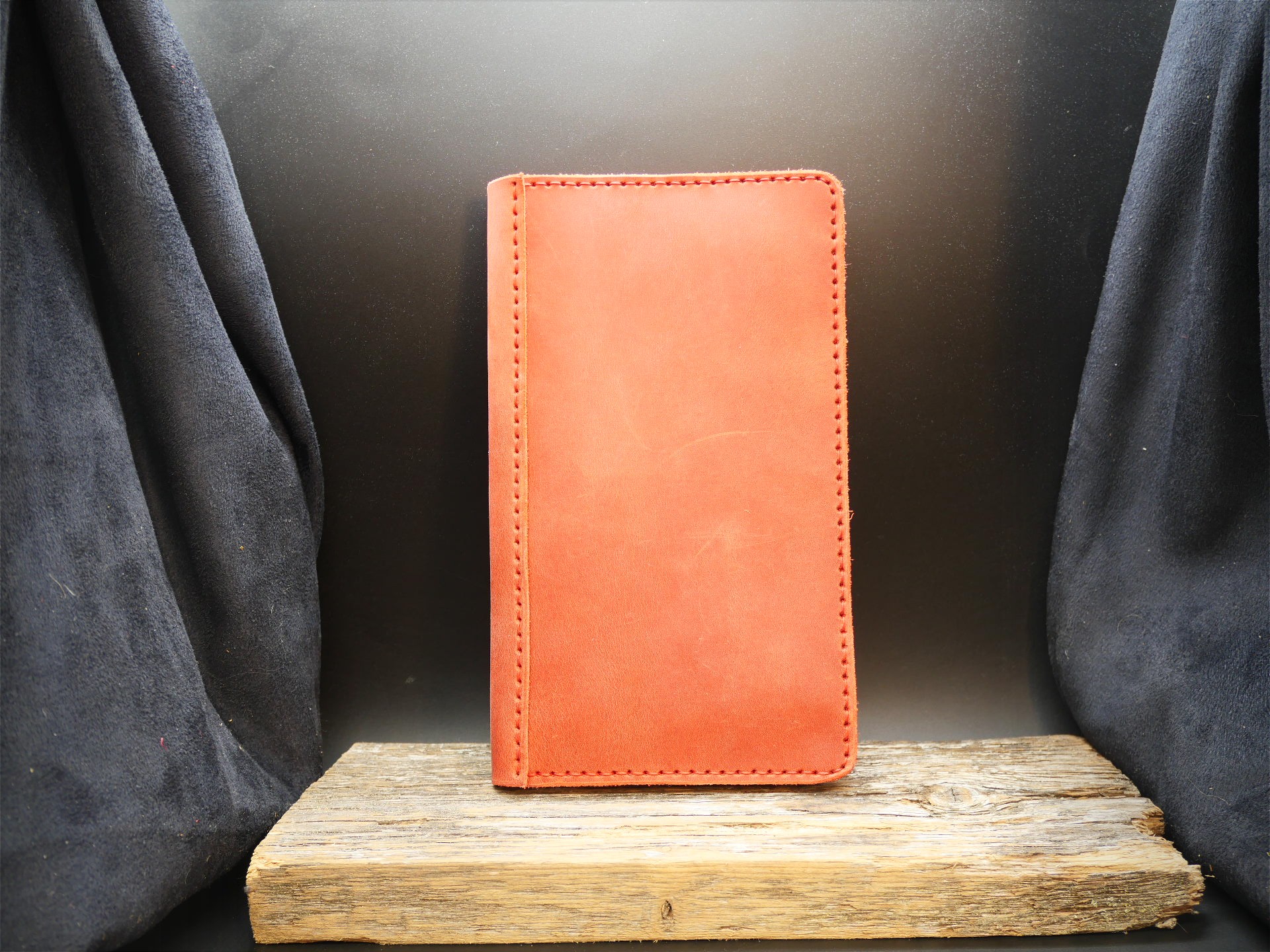 Odinė delninė "Crazy Horse" (raudona)