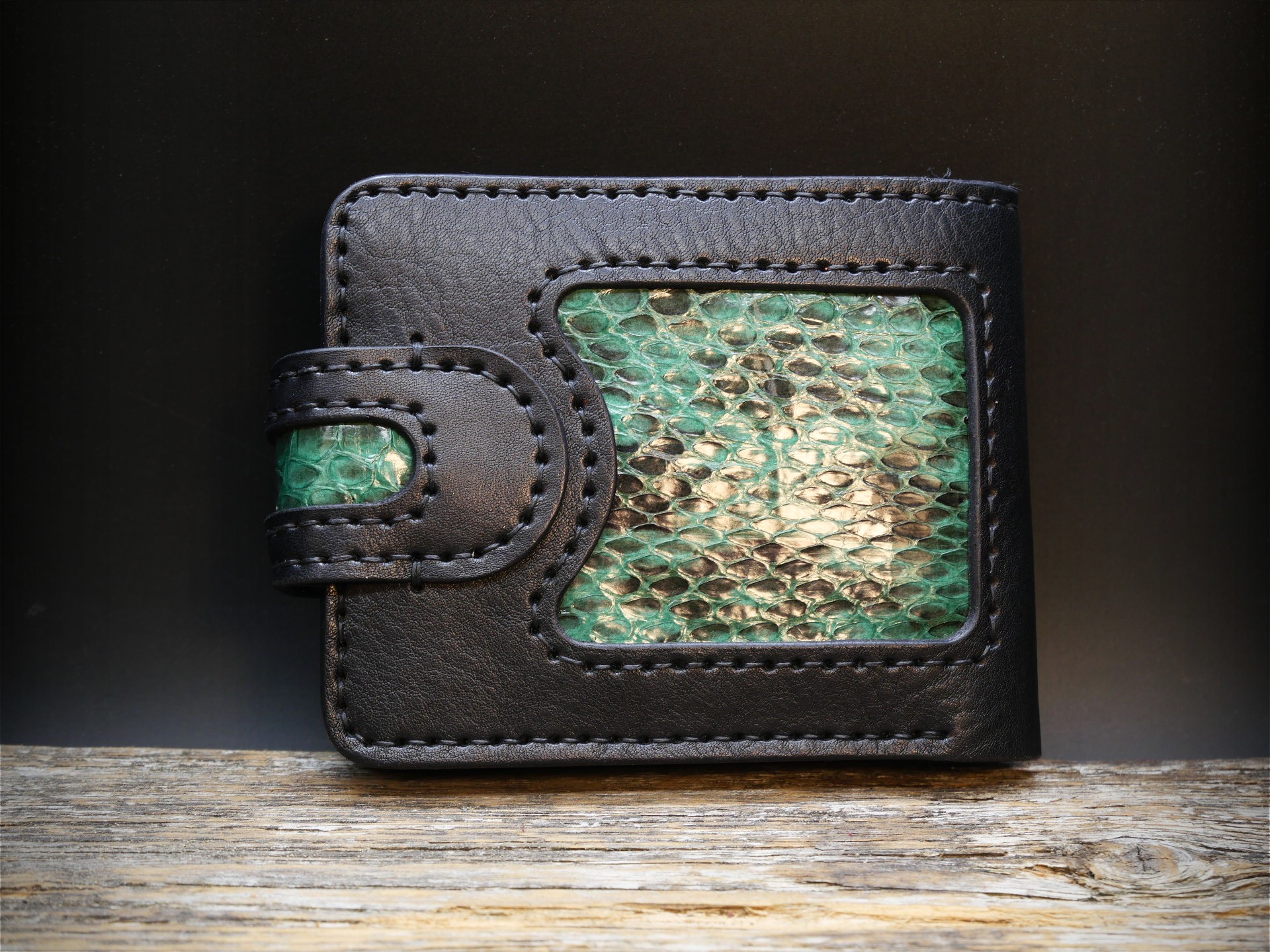Odinė piniginė su gyvatės oda "Raistas"