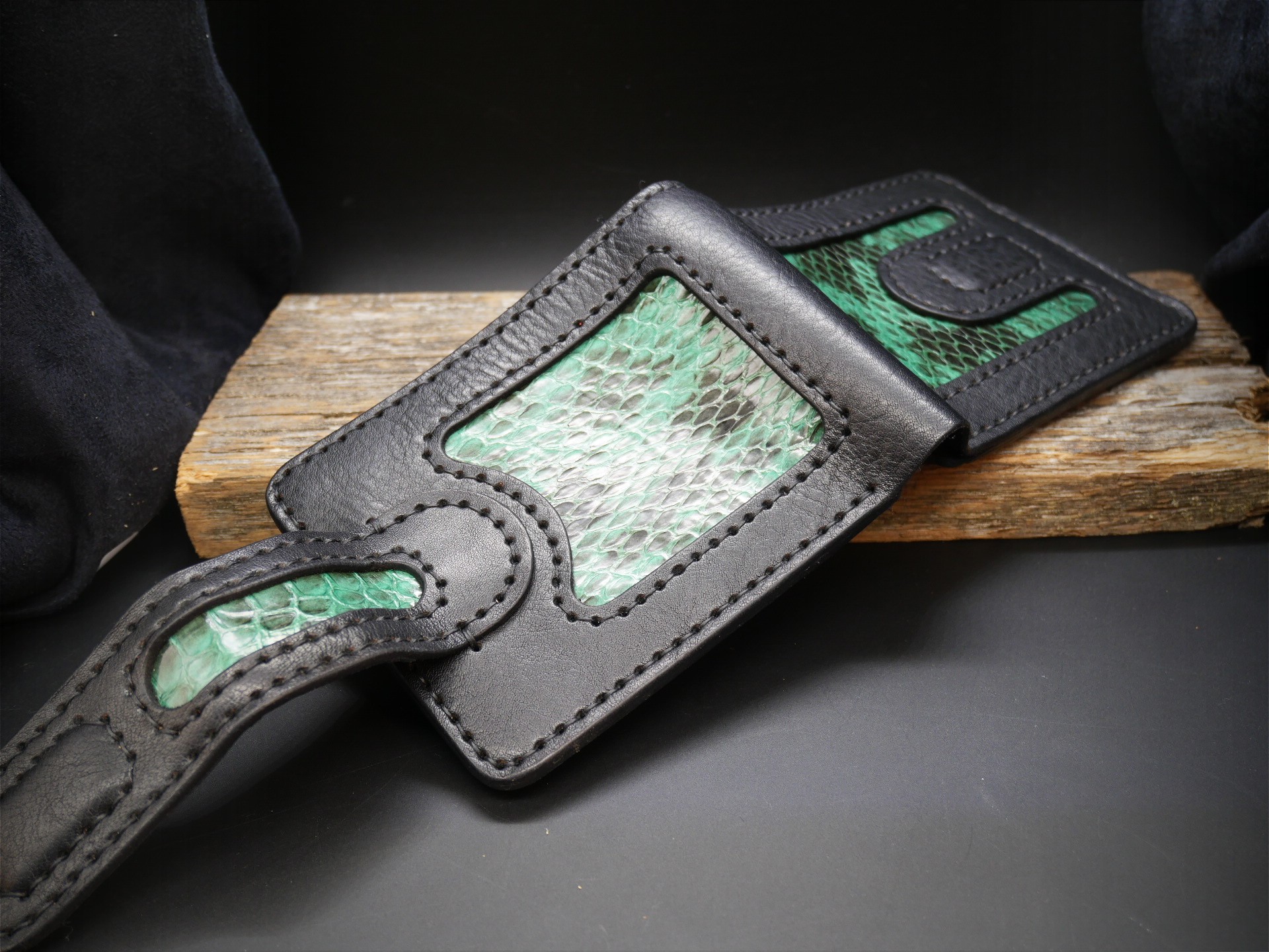 Odinė piniginė su gyvatės oda "Raistas"