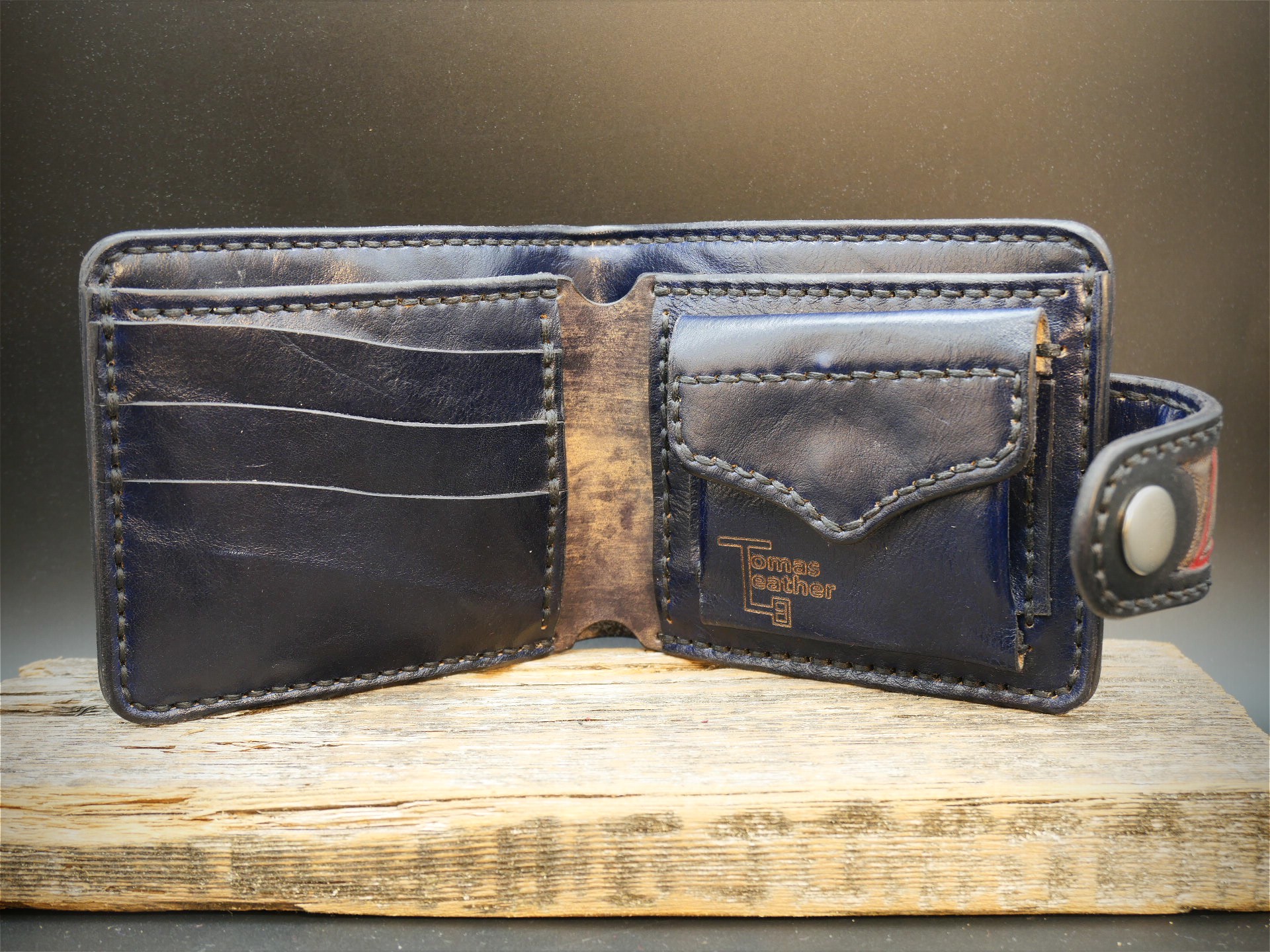 Odinė piniginė su raudona graviūra "Black Widow"