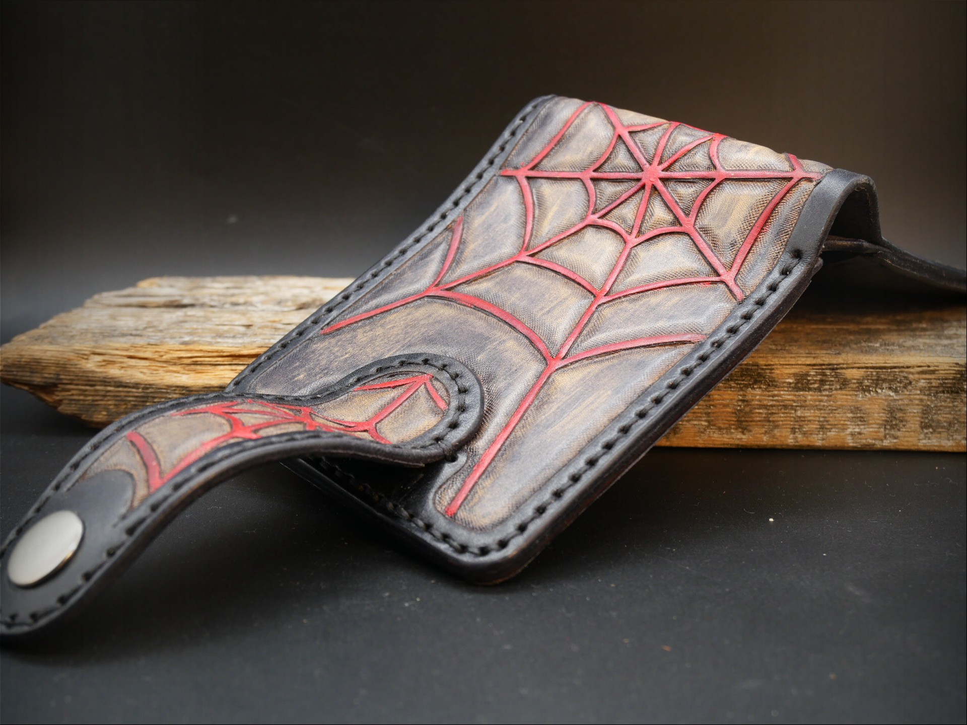 Odinė piniginė su raudona graviūra "Black Widow"