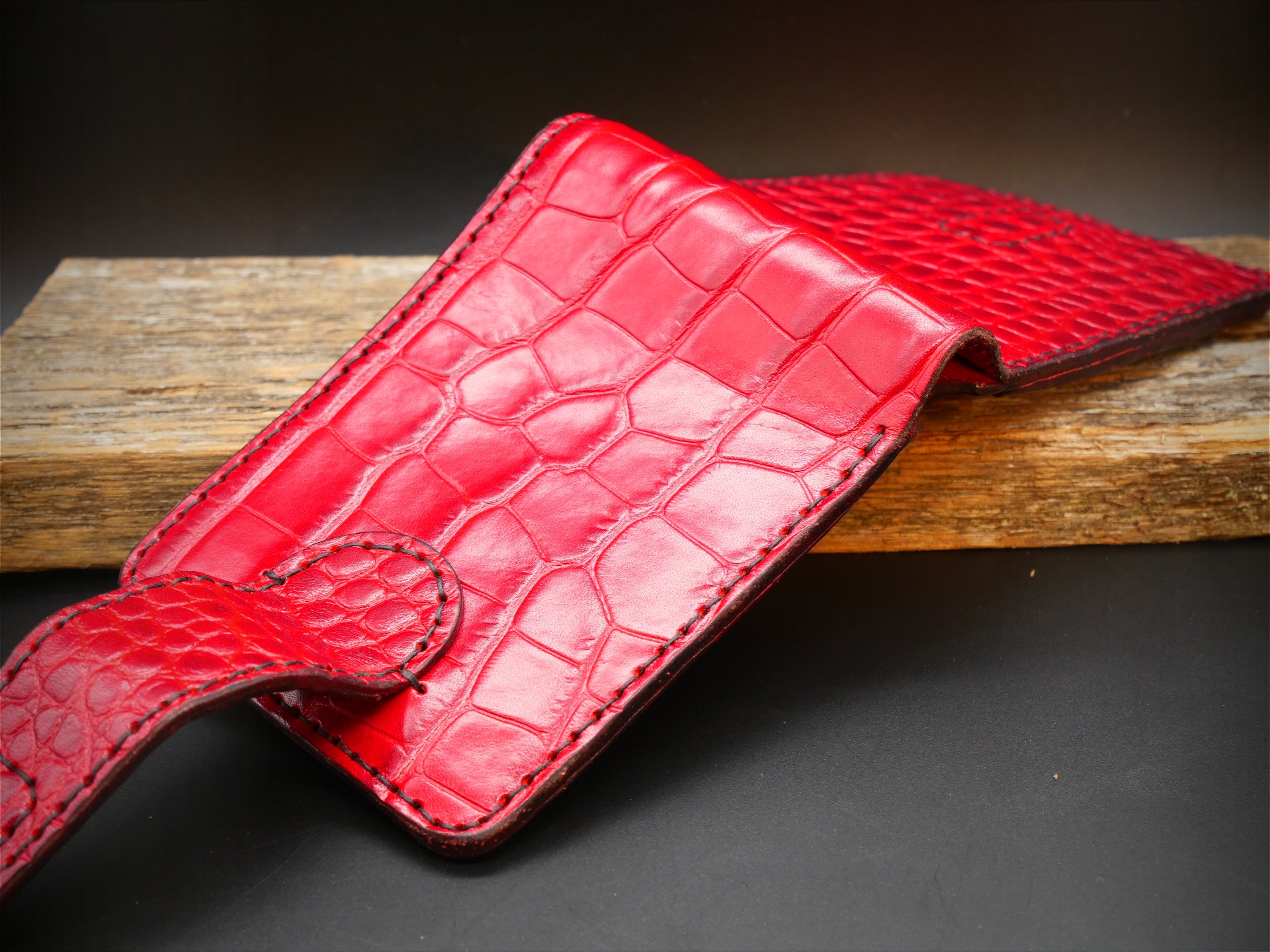 Raudona odinė piniginė "Dragon Empress"