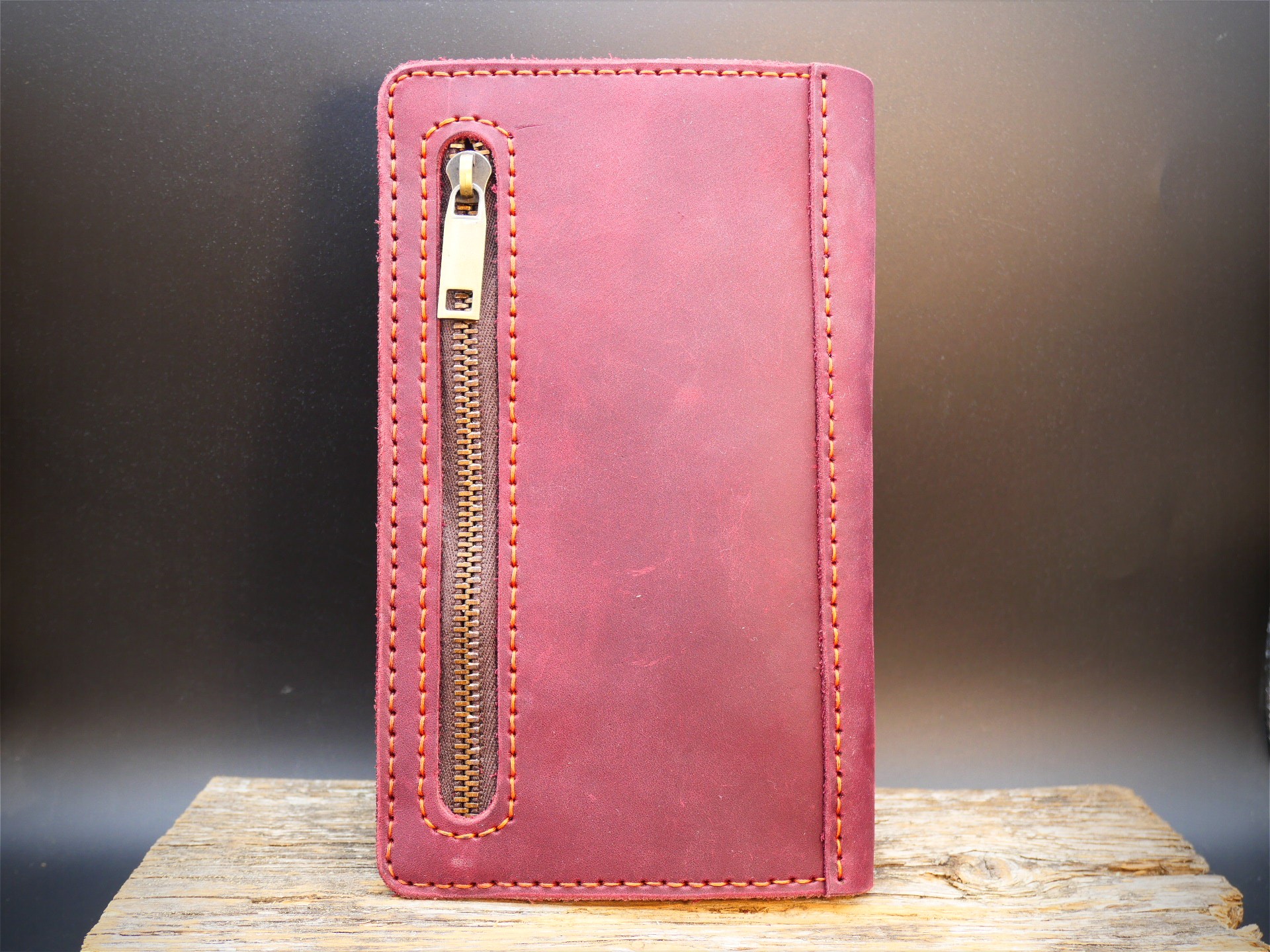 Odinė delninė su paso aplankalu