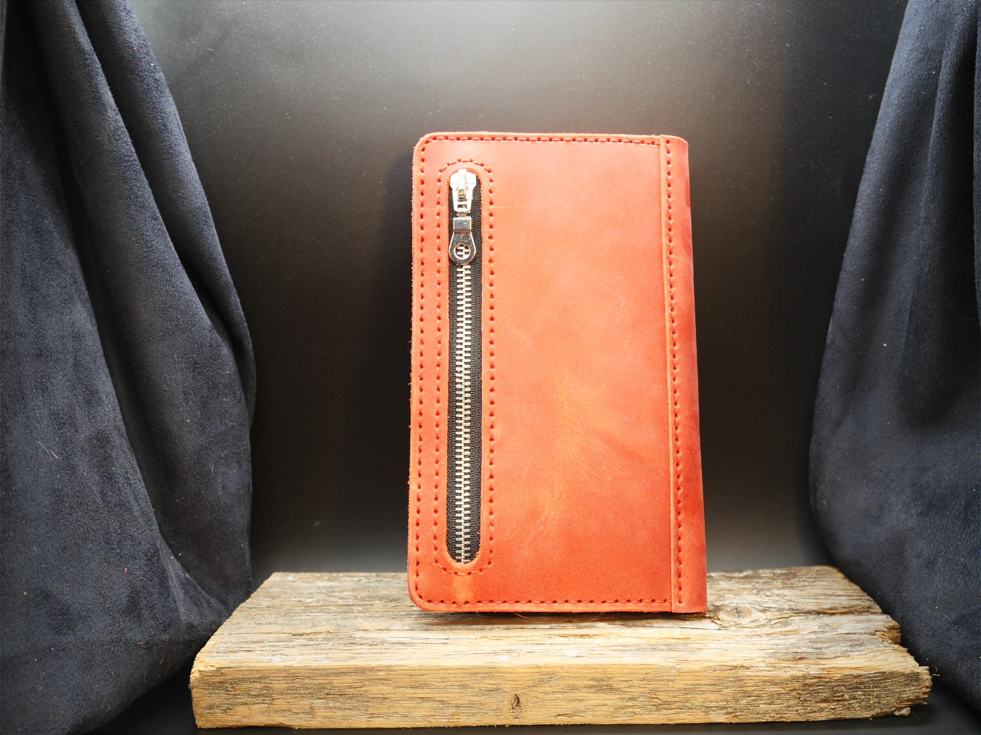 Odinė delninė "Crazy Horse" (raudona)