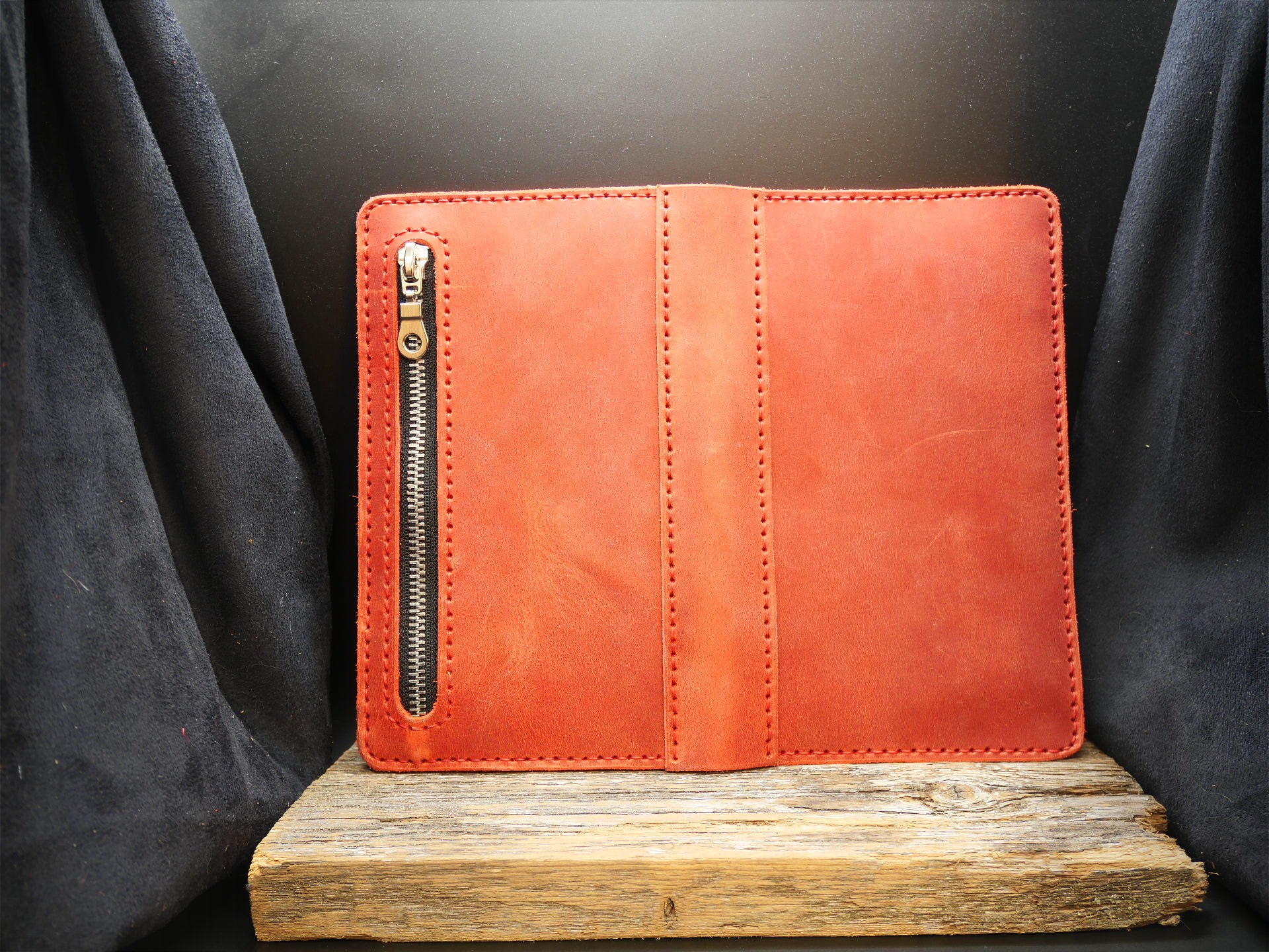 Odinė delninė "Crazy Horse" (raudona)