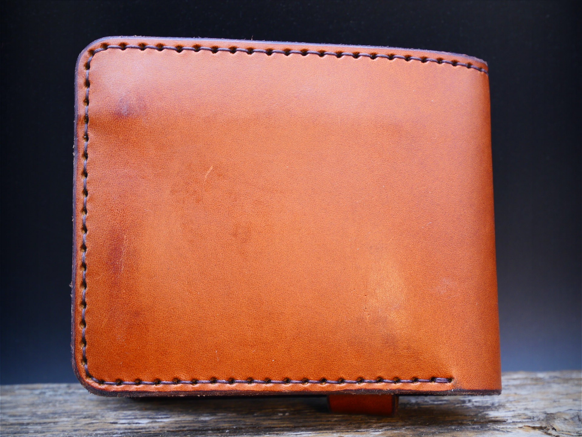 Ruda odinė piniginė su užvartu