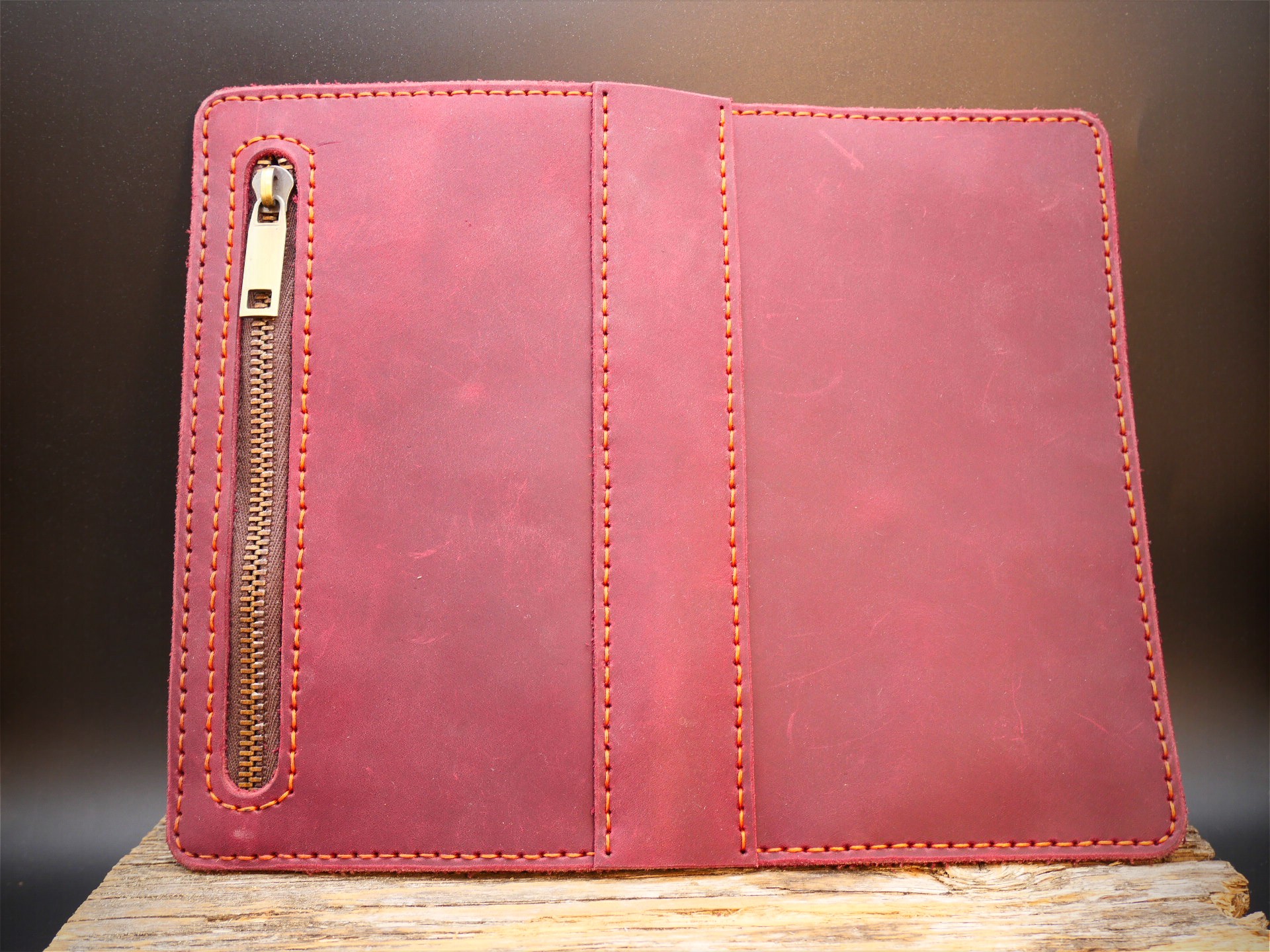 Odinė delninė su paso aplankalu