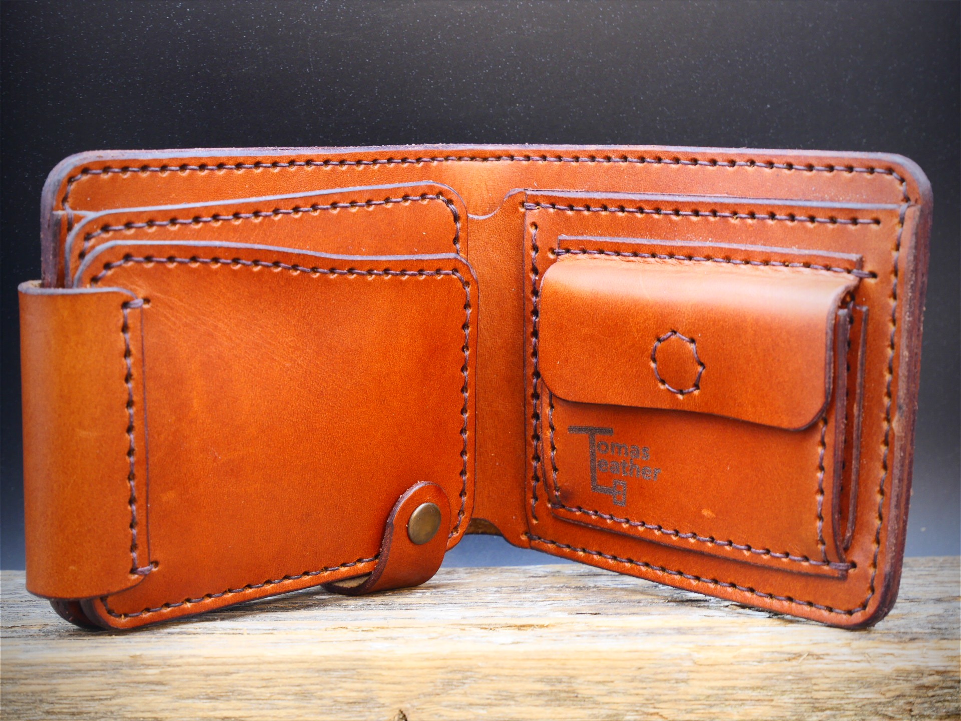 Ruda odinė piniginė su užvartu