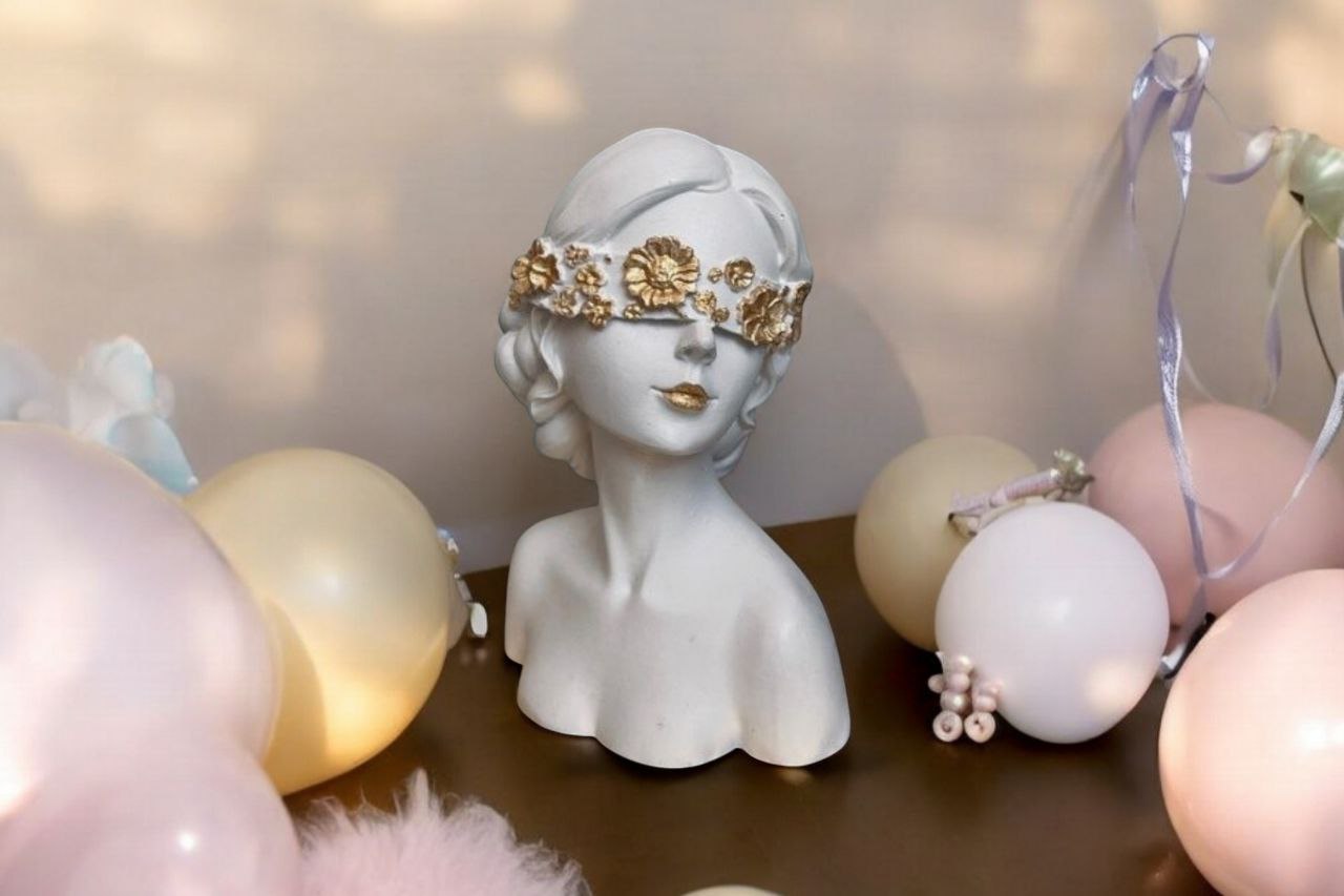 Statuetta Elegante Dea bendata