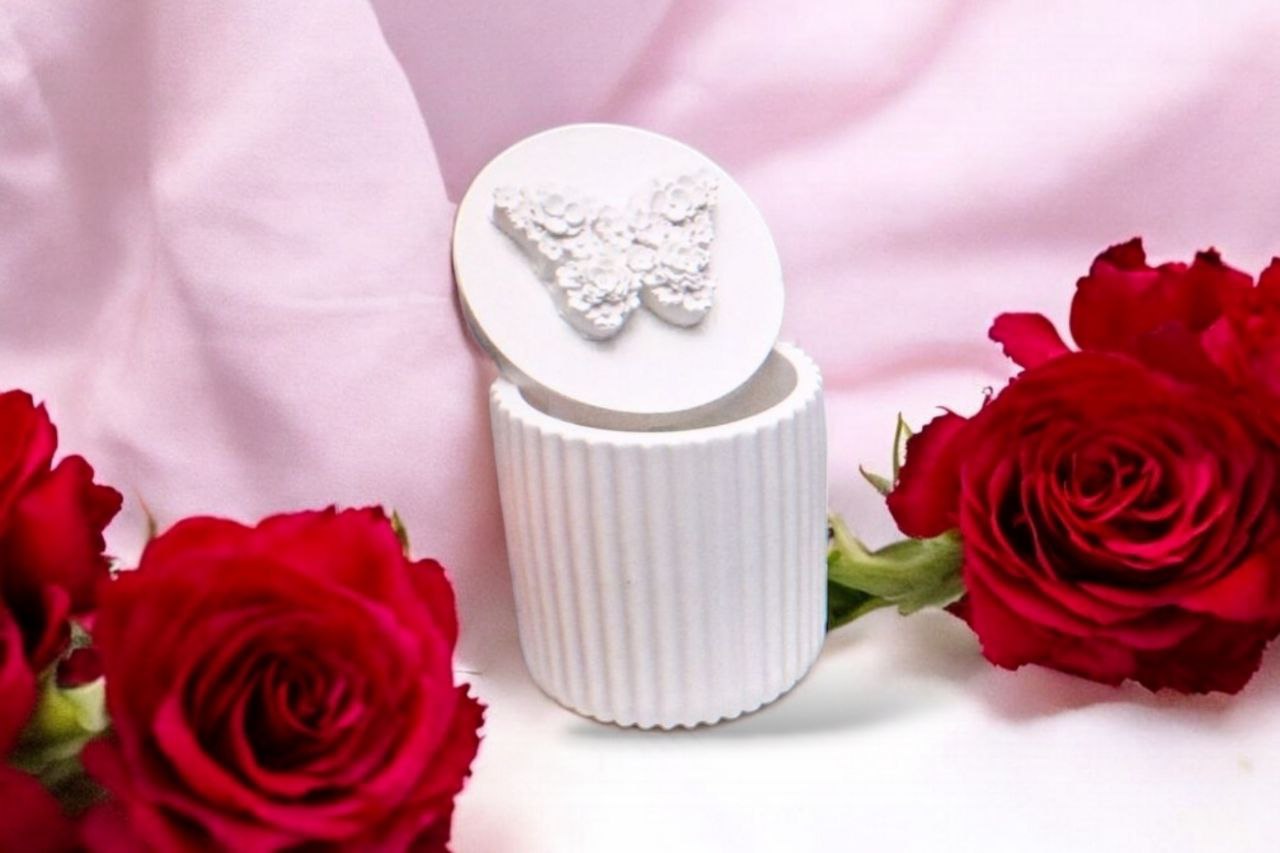 Barattolo in ceramica a rilievo