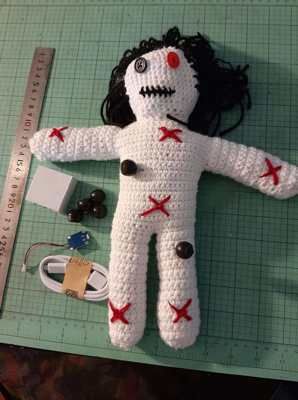 Boneca Voodoo de crochet, para palco