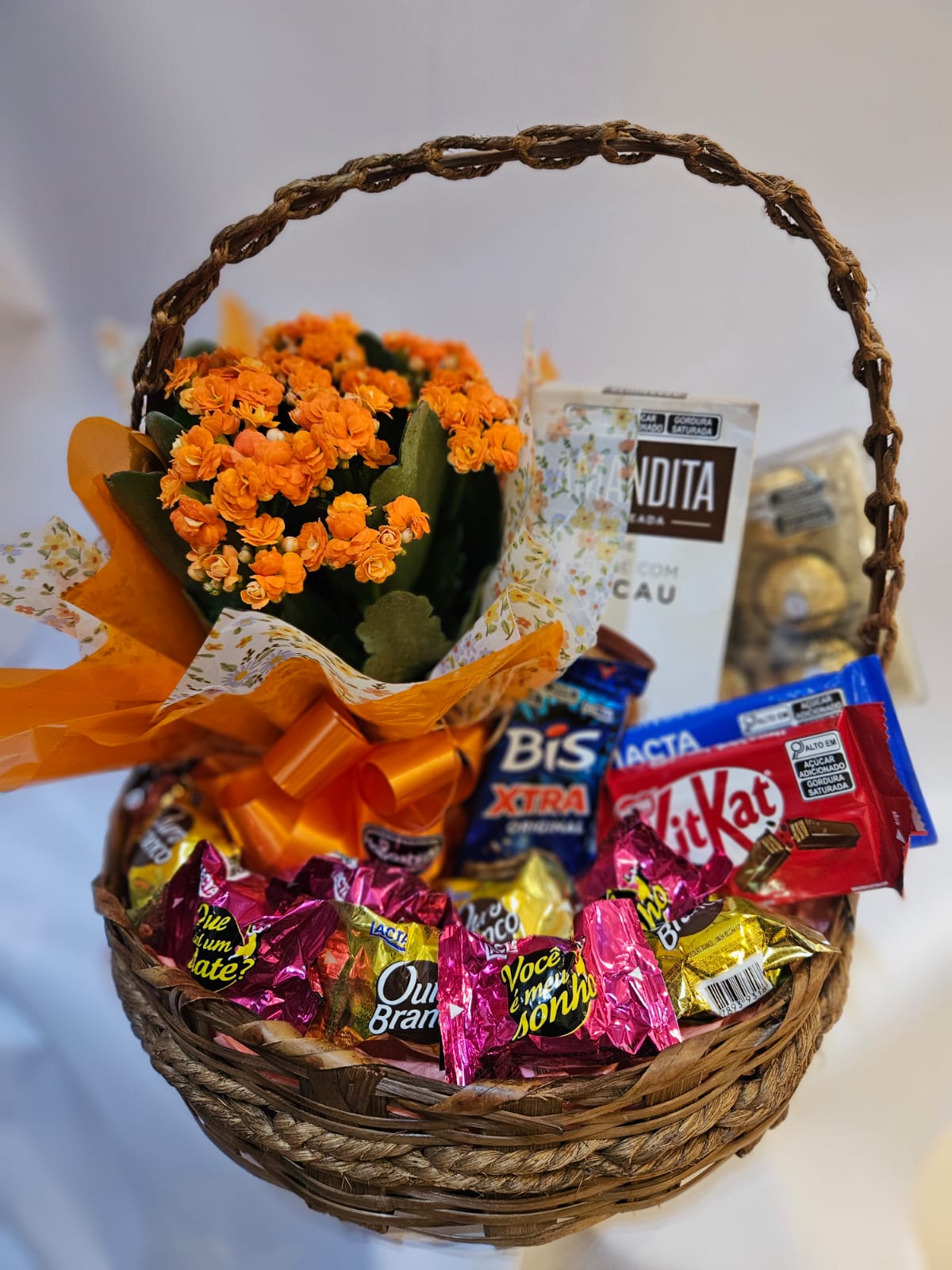Cesta de Presente com Flores e Chocolates