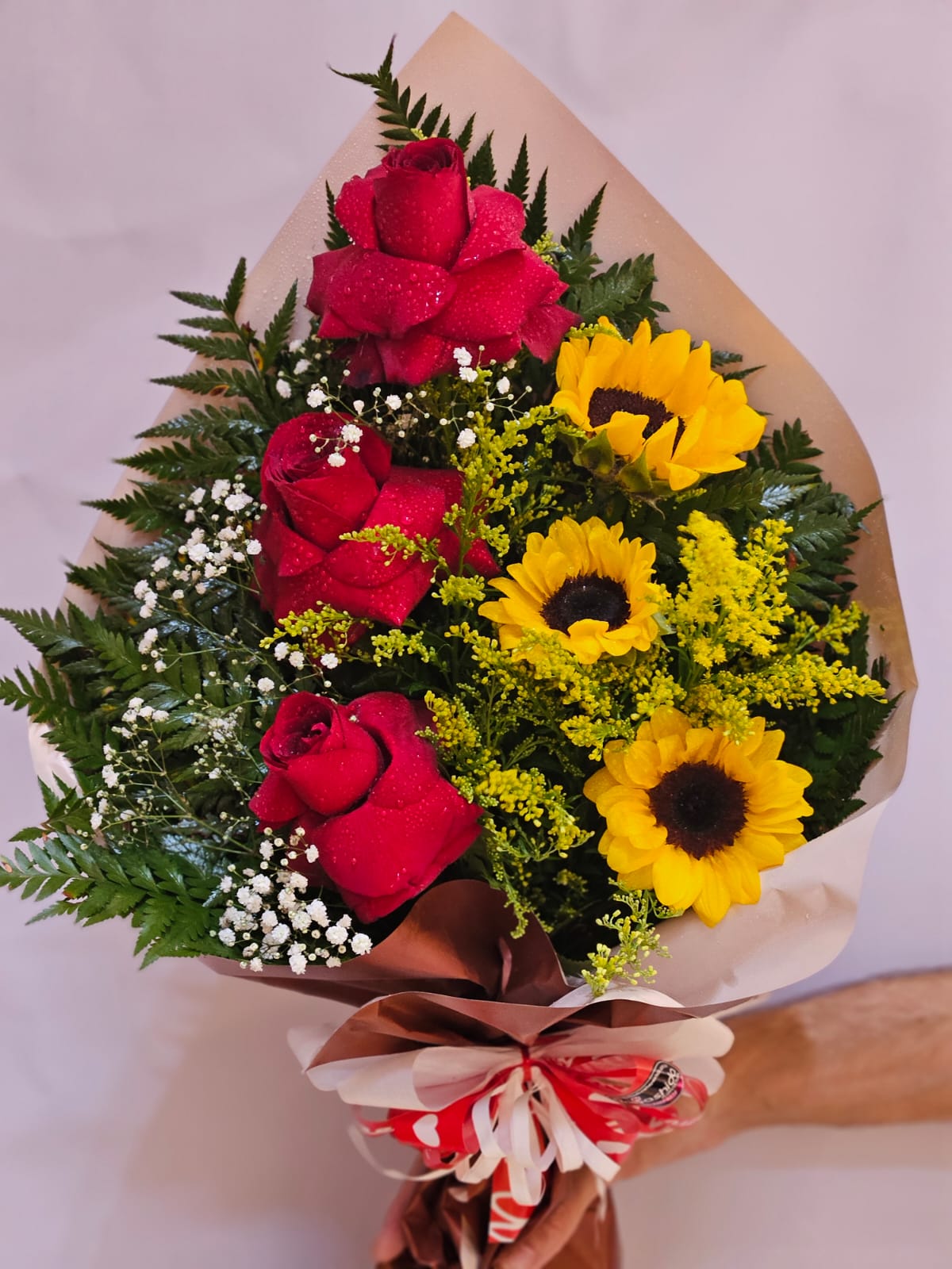 Buquê de Rosas e Girassóis