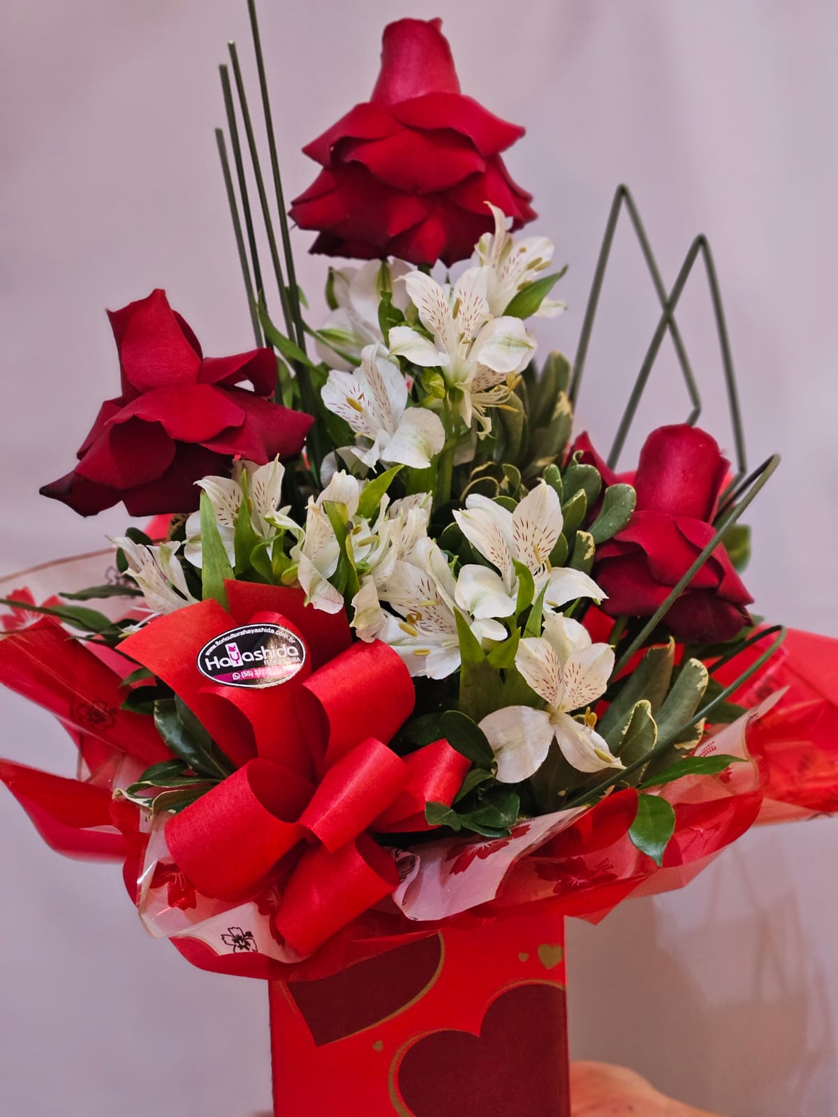 Arranjo de Rosas Vermelhas com Astromelias Brancas