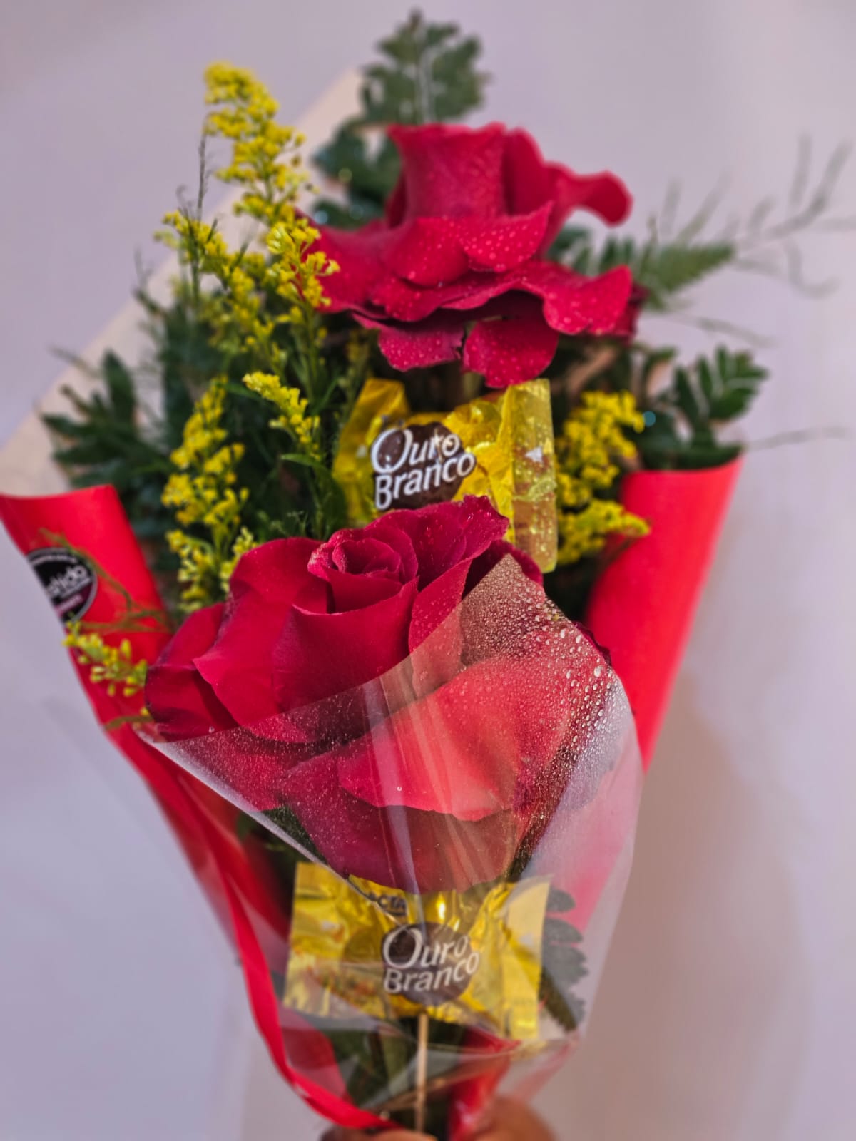 Buquê com 2 Rosas vermelhas Importadas c/Ouro Branco