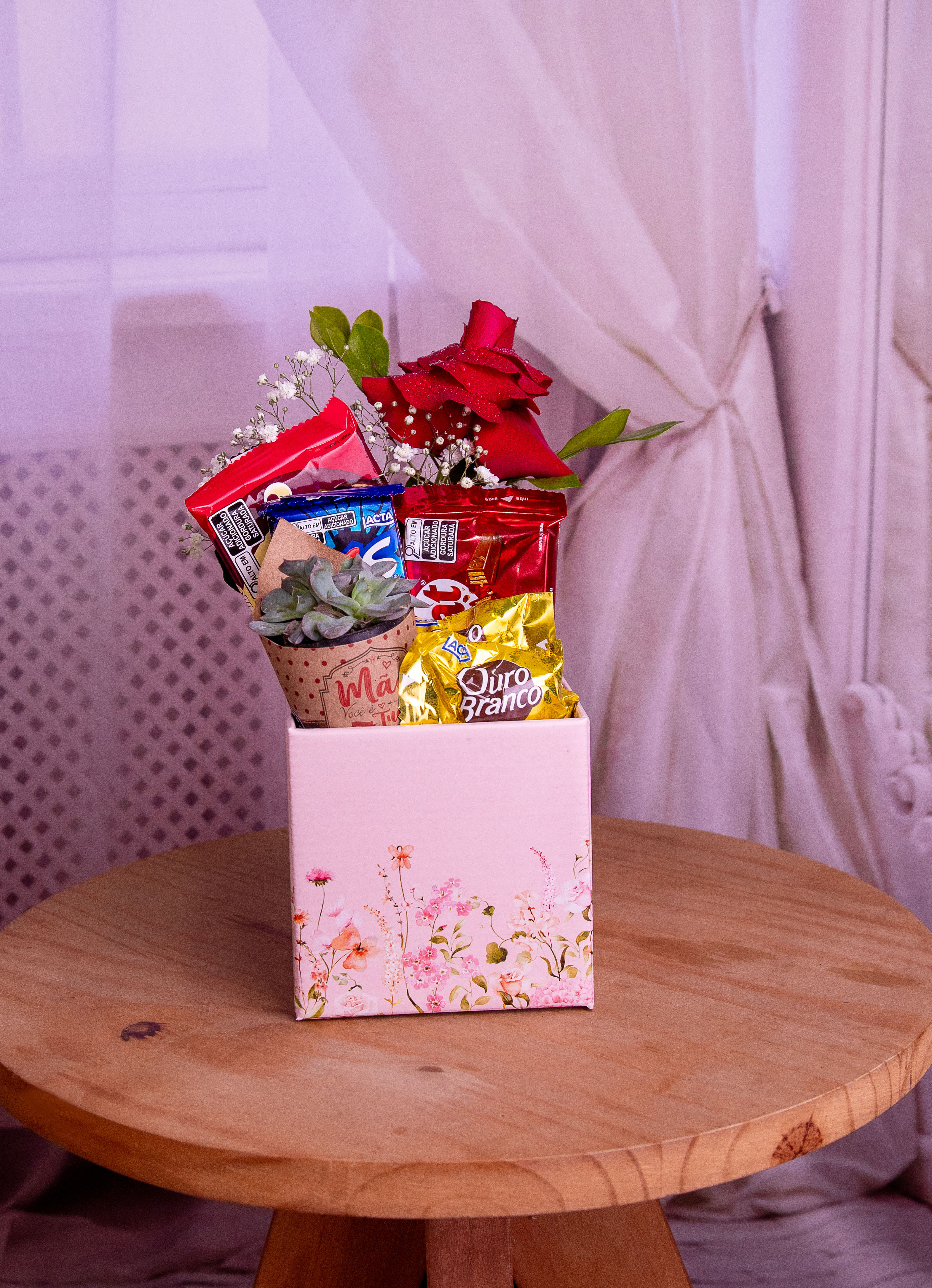 Box de Presente com Flores e Doces