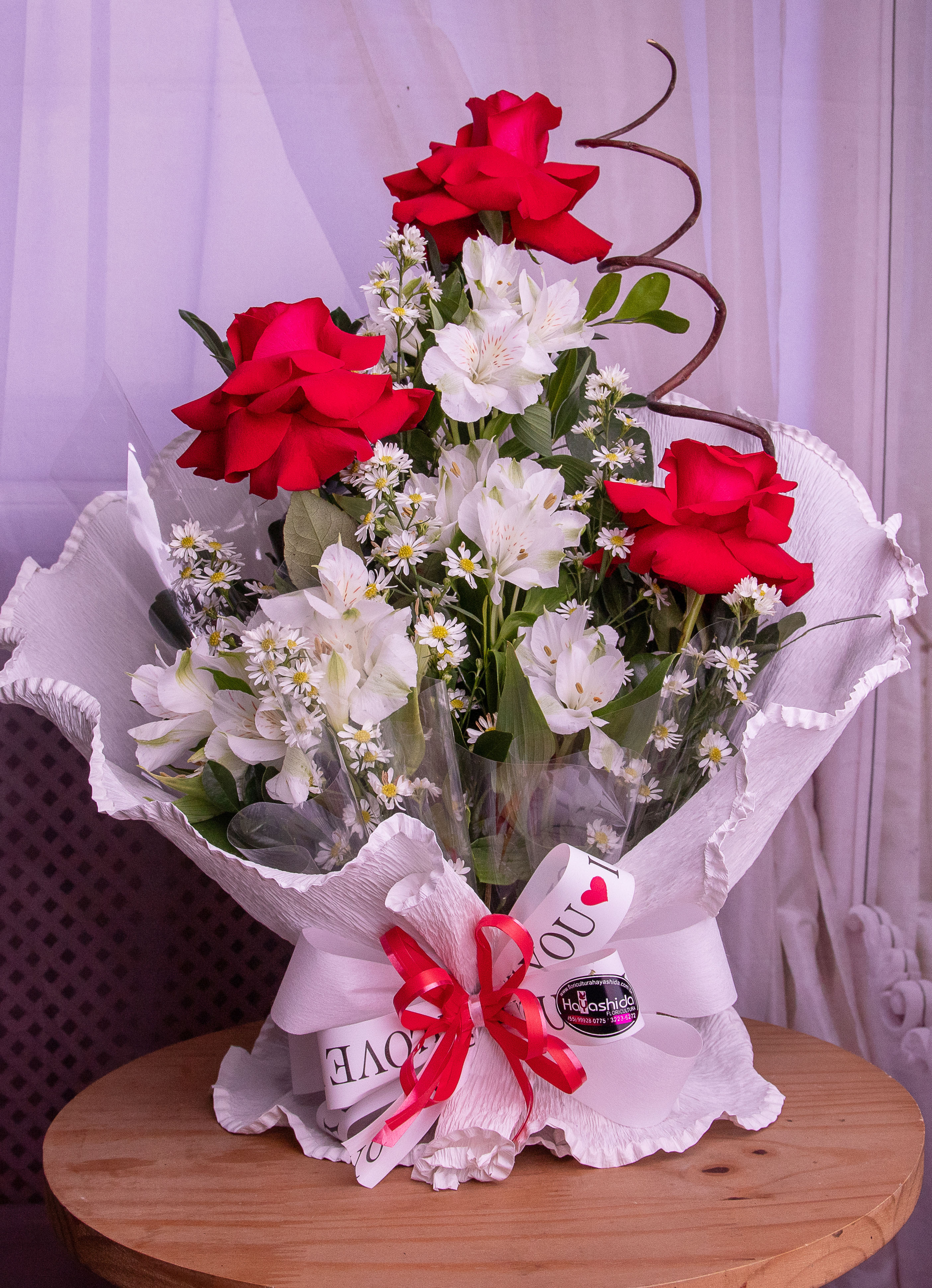 Sacole com Três Rosas Vermelhas Importadas
