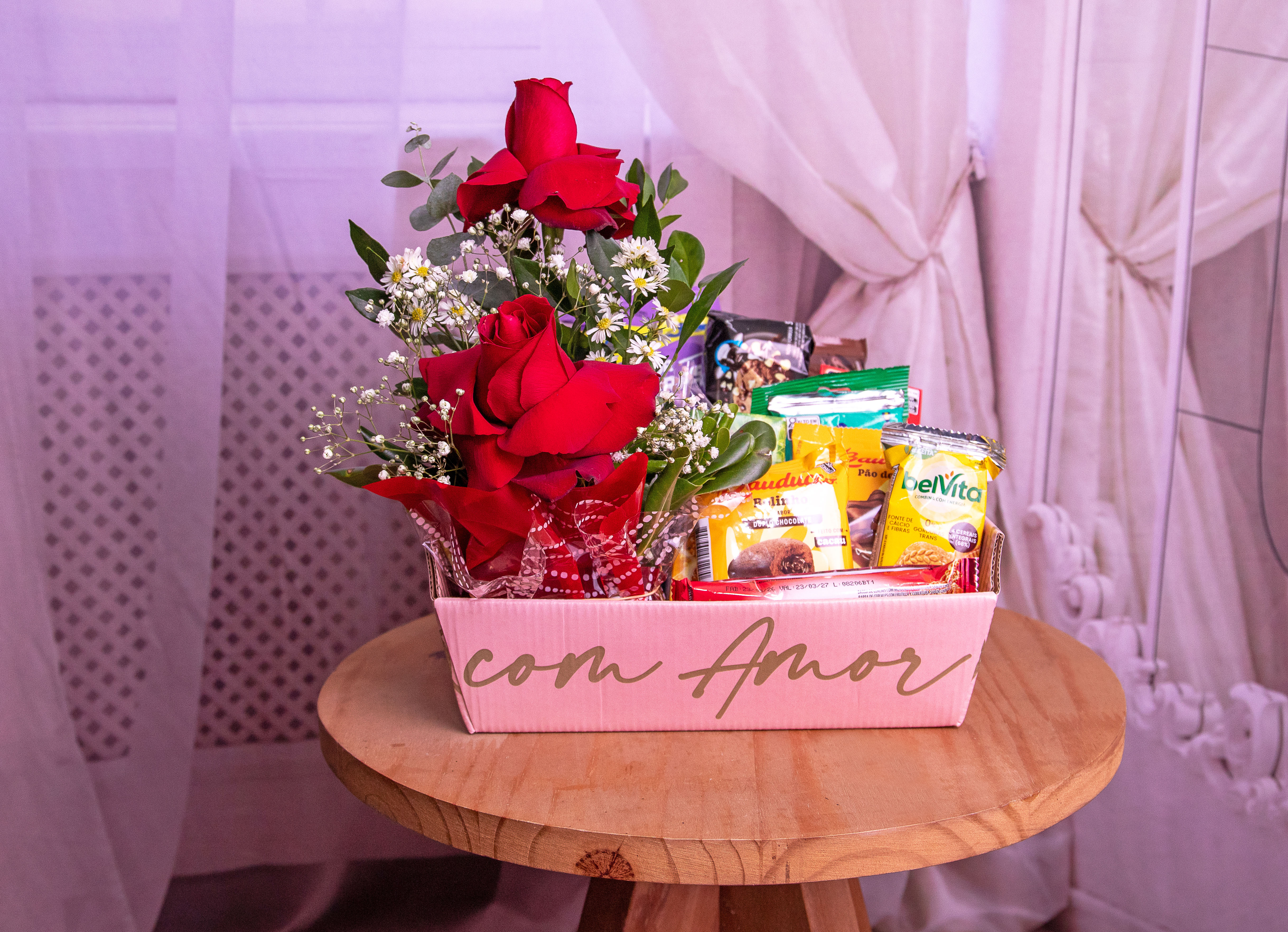 Cesta de Café da Manhã com Duas Rosas Vermelhas Nacionais