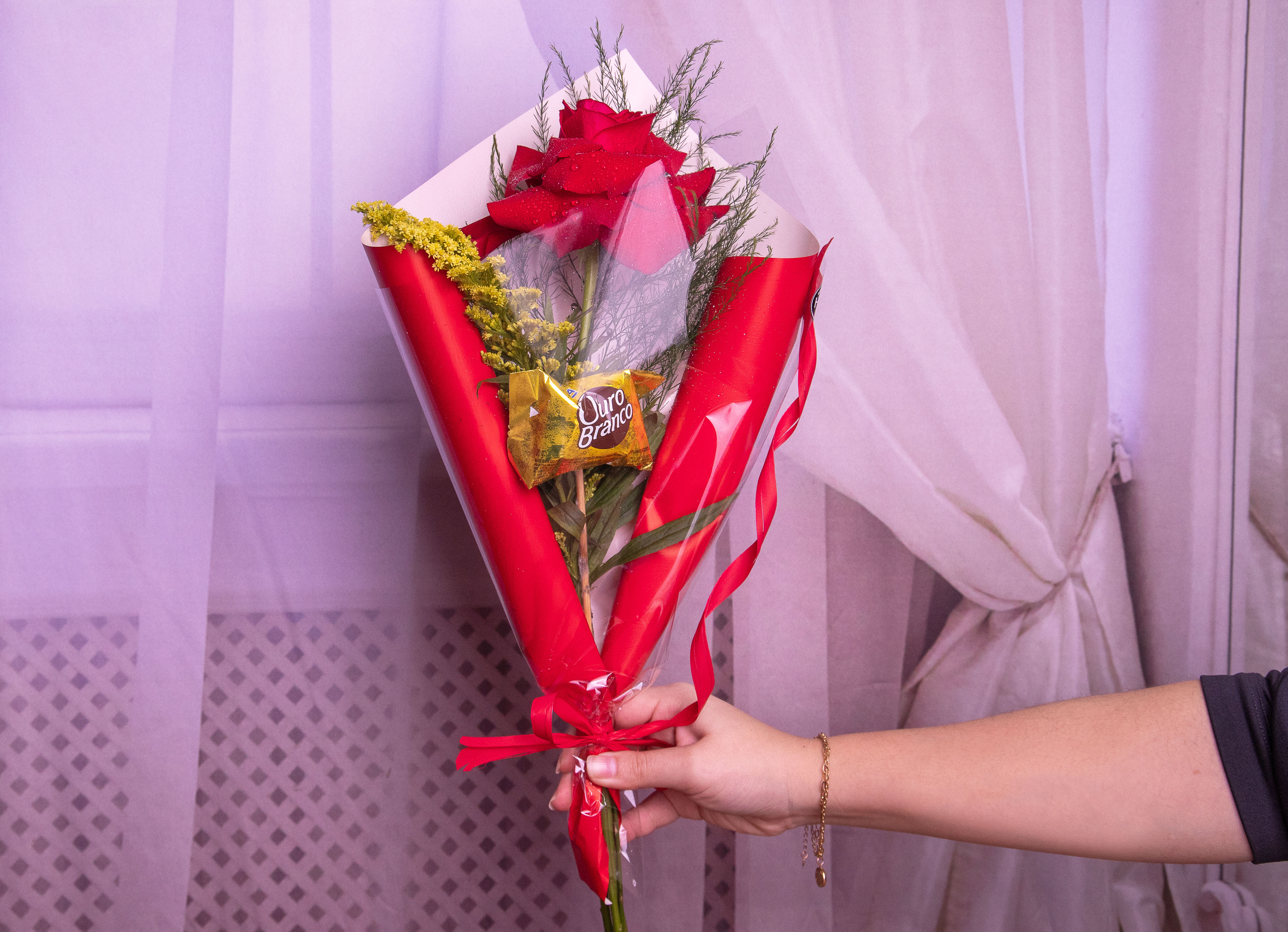 Uma Rosa Importada Solitária  com Bombom